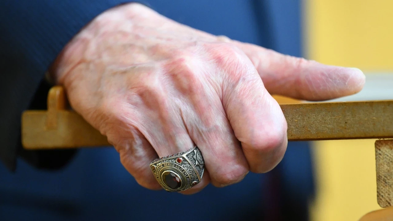 Bahcelinin Yuzugunde Dikkat Ceken Mesaj Xjv7