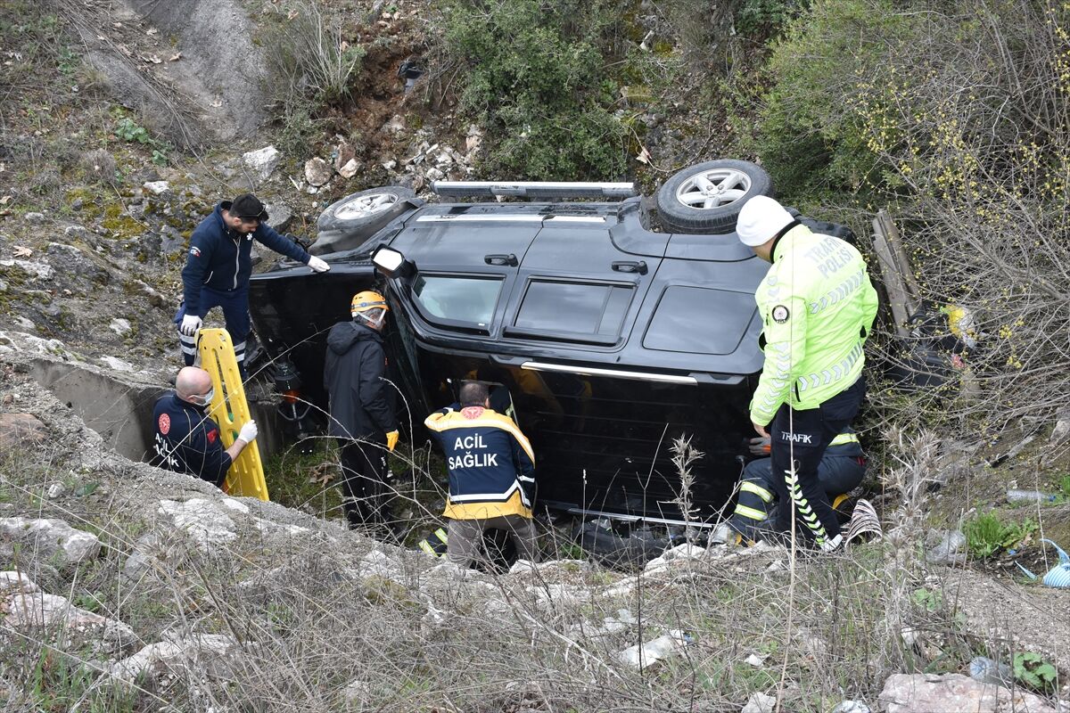 Bilecik'te Cip Kanala Uçtu İki Kişi Yaralandı! (1)