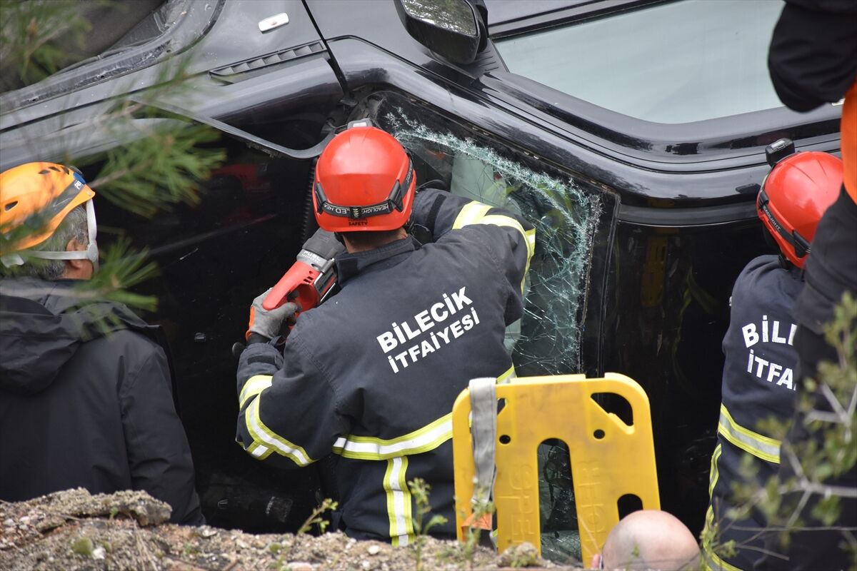 Bilecik'te Cip Kanala Uçtu İki Kişi Yaralandı! (2)