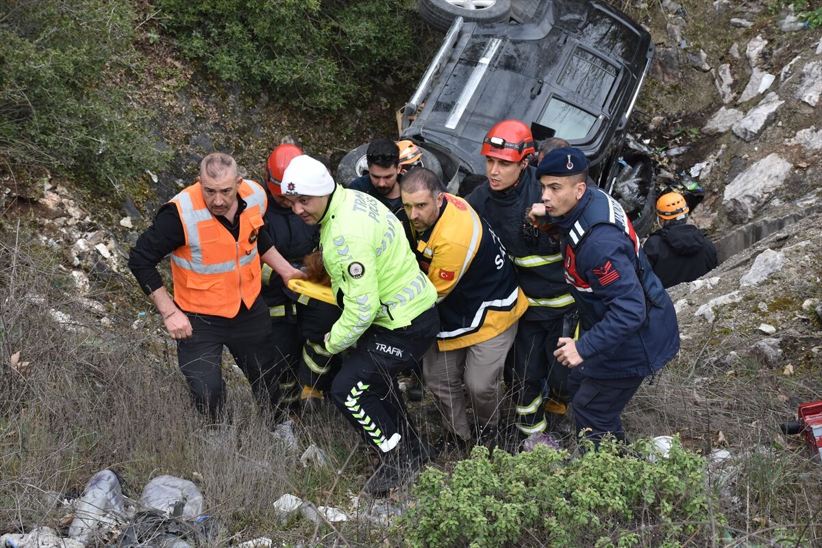 Bilecik'te Cip Kanala Uçtu İki Kişi Yaralandı! (3)