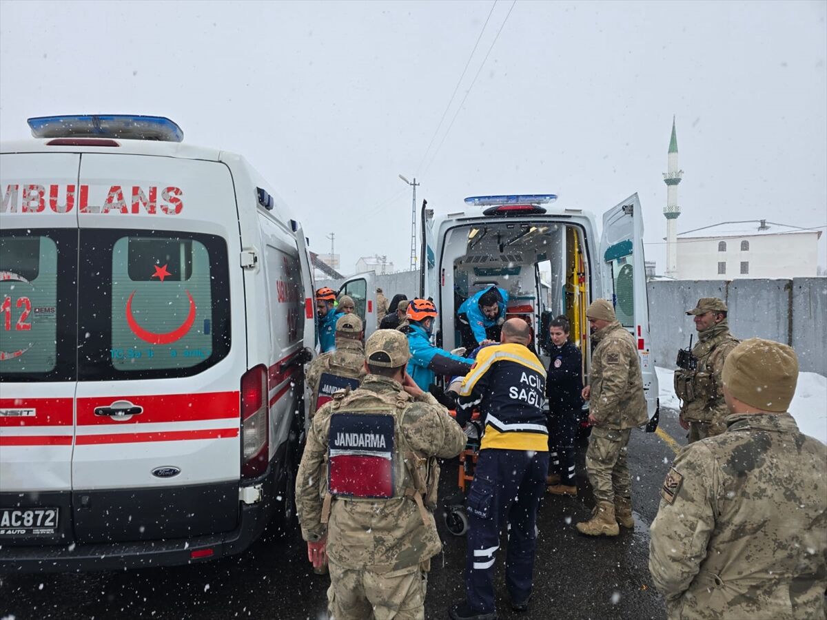 Bingöl'de Iki Farklı Kaza! Beton Duvara Çarpıp Takla Attı! (1)-1