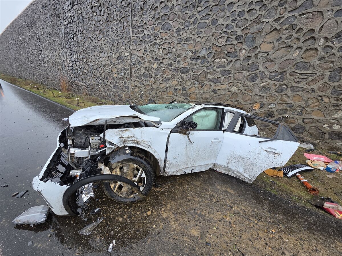 Bingöl'de Iki Farklı Kaza! Beton Duvara Çarpıp Takla Attı! (4)