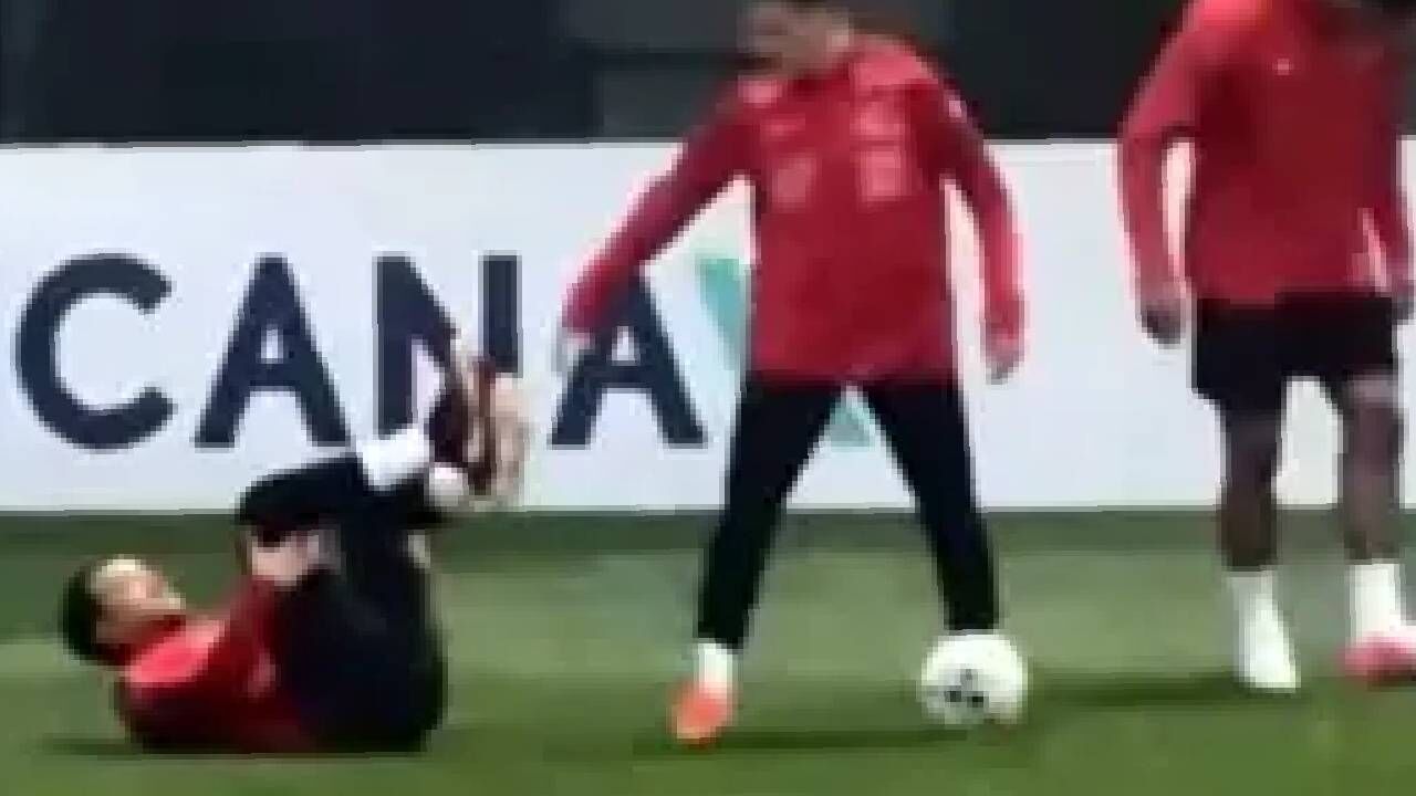 Birbirlerine Savaş Açtıkları Iddia Ediliyordu Milli Takım Kampınına Damga Vuran Kare! (1)