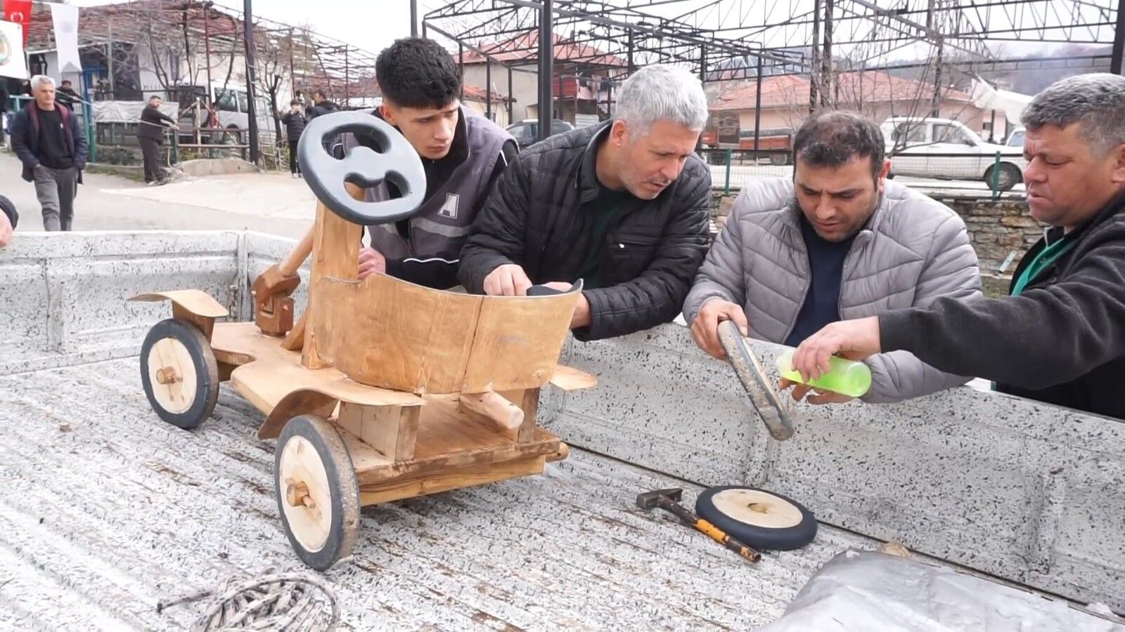 Bu Yarişlari Çocukluğumuzdaki̇ Arabalarla Yaptik