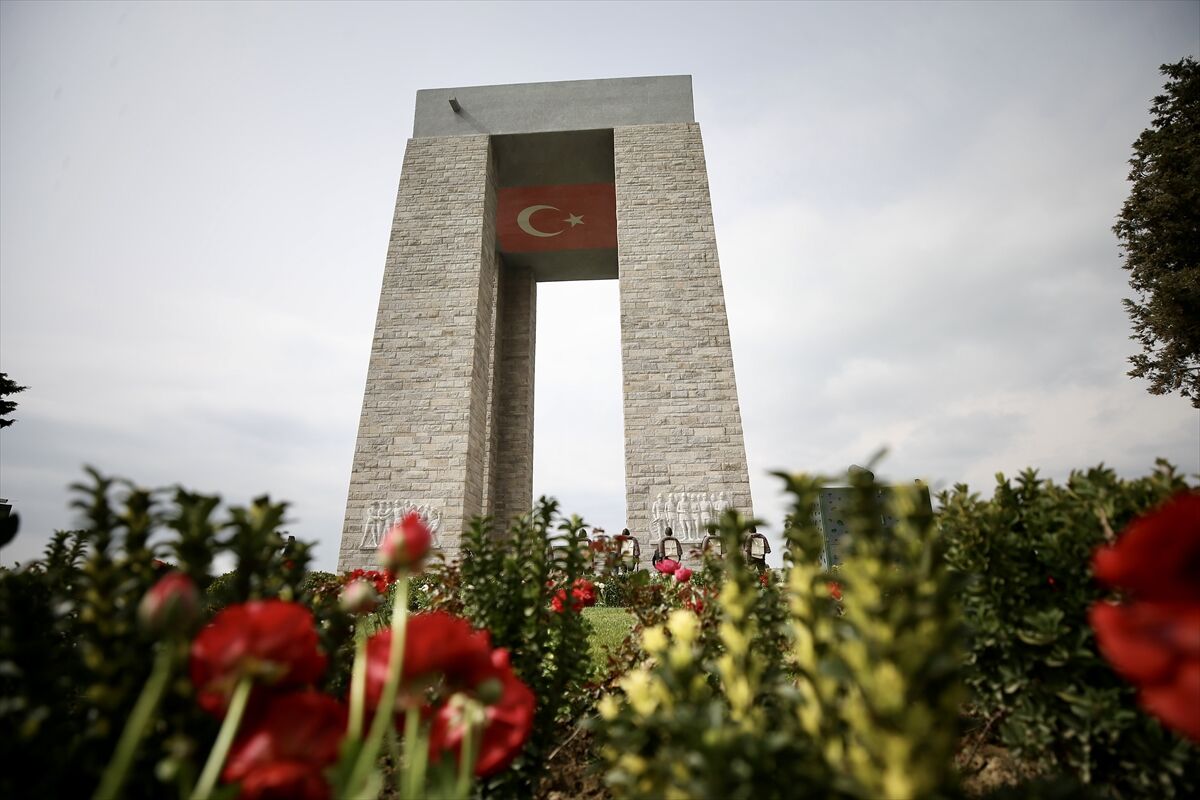 Şehitler Abidesi'nde Çanakkale Deniz Zaferi'nin 111. yıl dönümü dolayısıyla tören düzenlendi