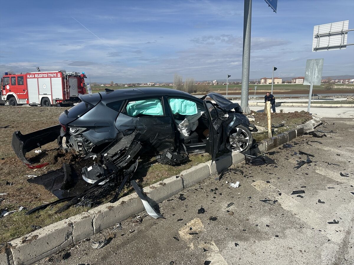 Çorum'da Iki Otomobil Çarpıştı 1'I Çocuk 6 Yaralı (1)