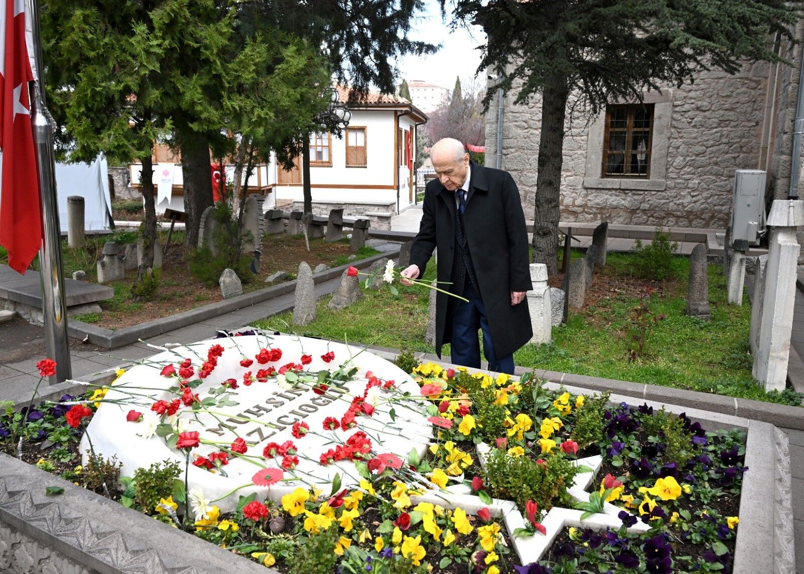 Devlet Bahçeli, Muhsin Yazıcıoğlu'nu Kabrinde Andı (3)
