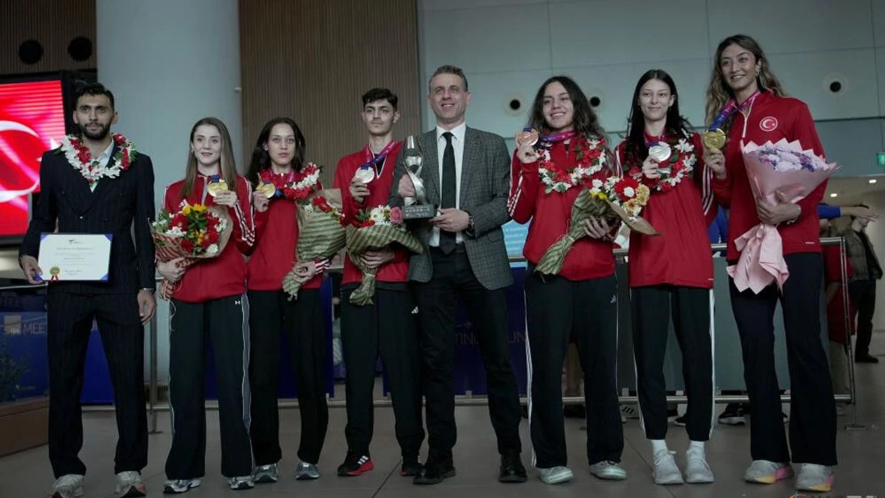 Dunya Sampiyonu Taekwondo Milli Takimi Turkiyeye Dondu