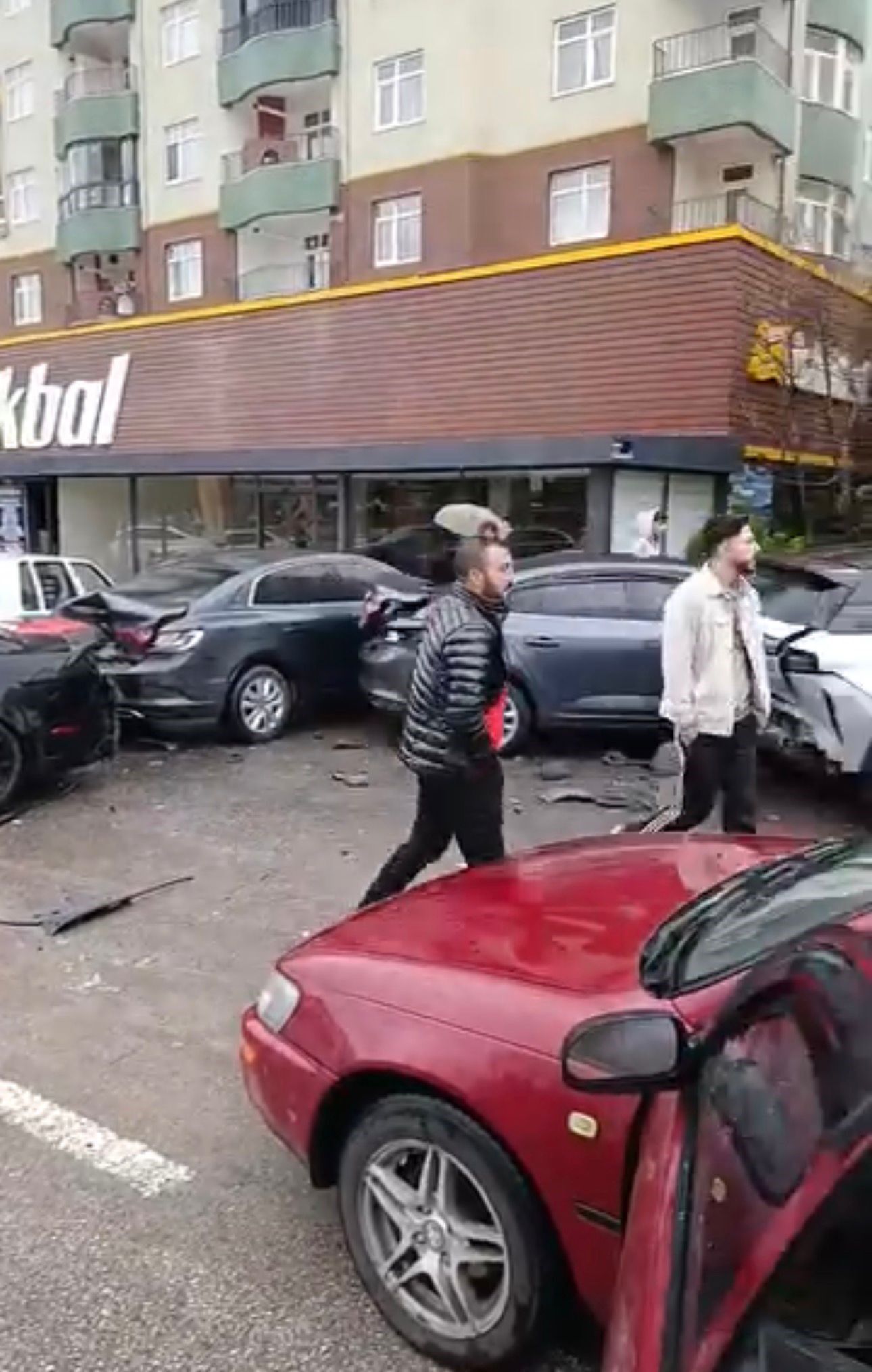 Elazığ'da Kontrolden Çıkan Otomobil 4 Araca Çarptı (1)