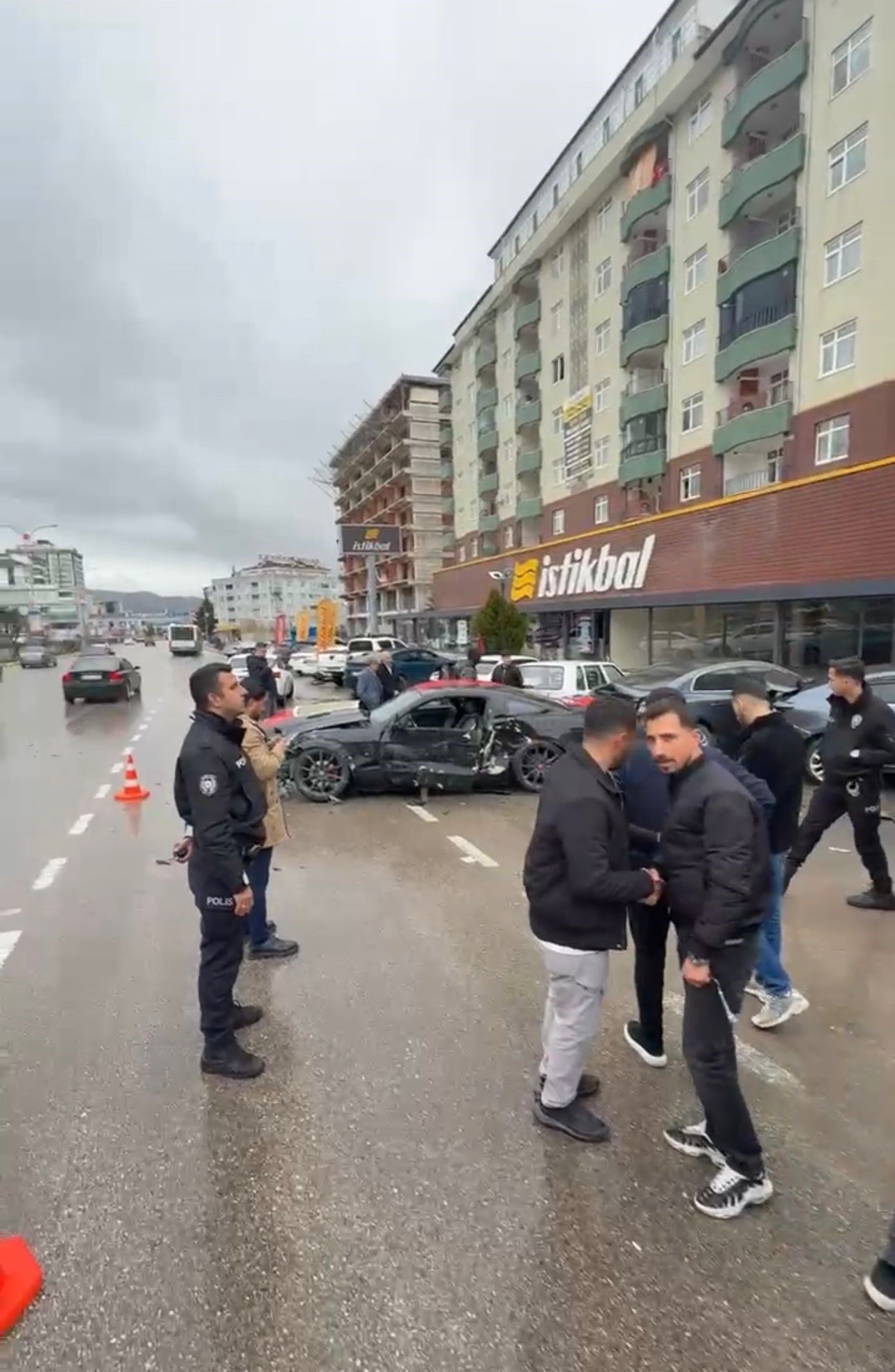 Elazığ'da Kontrolden Çıkan Otomobil 4 Araca Çarptı (2)