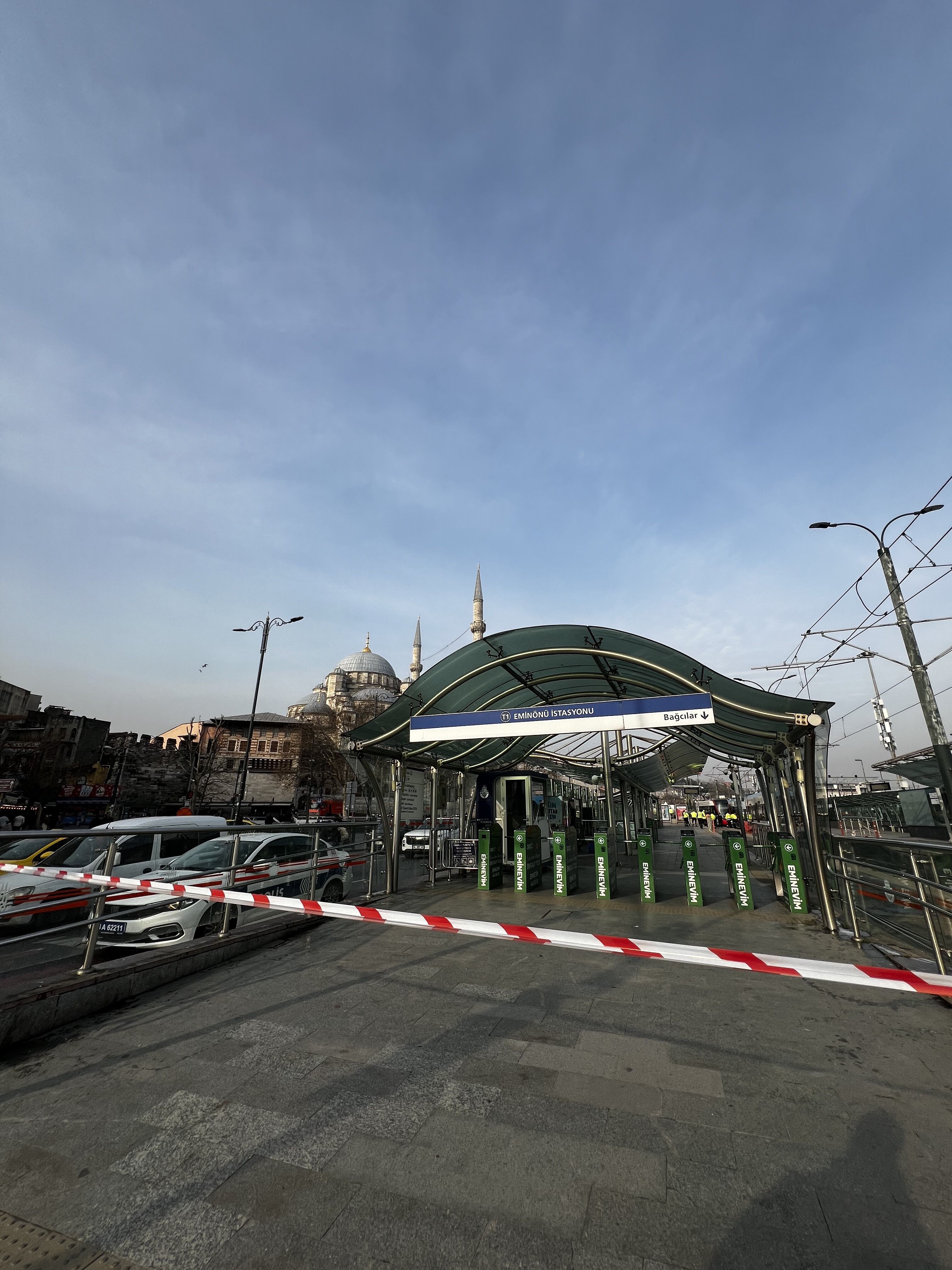 Eminönü'nde Tramvay Raydan Çıktı Seferler Aksadı (5)