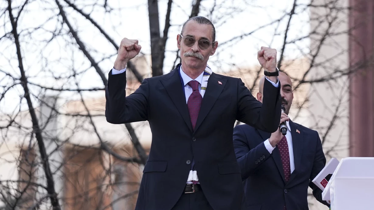 Erdal Beşikçioğlu, Etimesgut'ta Mazbatasını Aldı