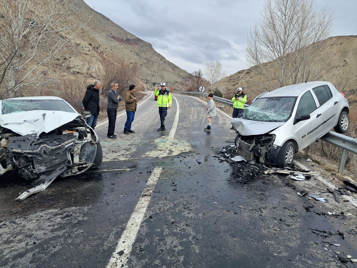 Erzincan'da Iki Araç Kafa Kafaya Çarpıştı (1)