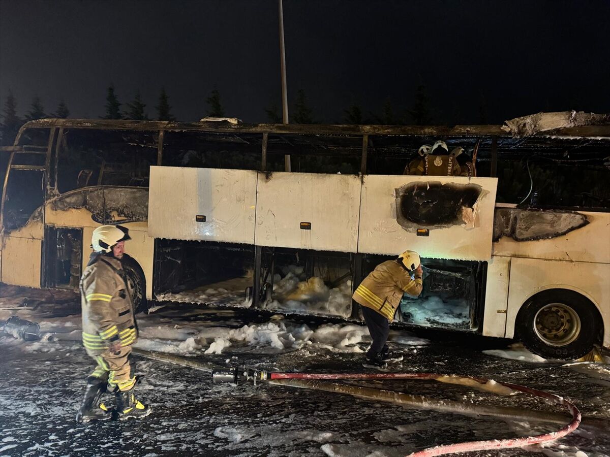 Faciadan Dönüldü! Tem'de Yolcu Otobüsü Küle Döndü (2)