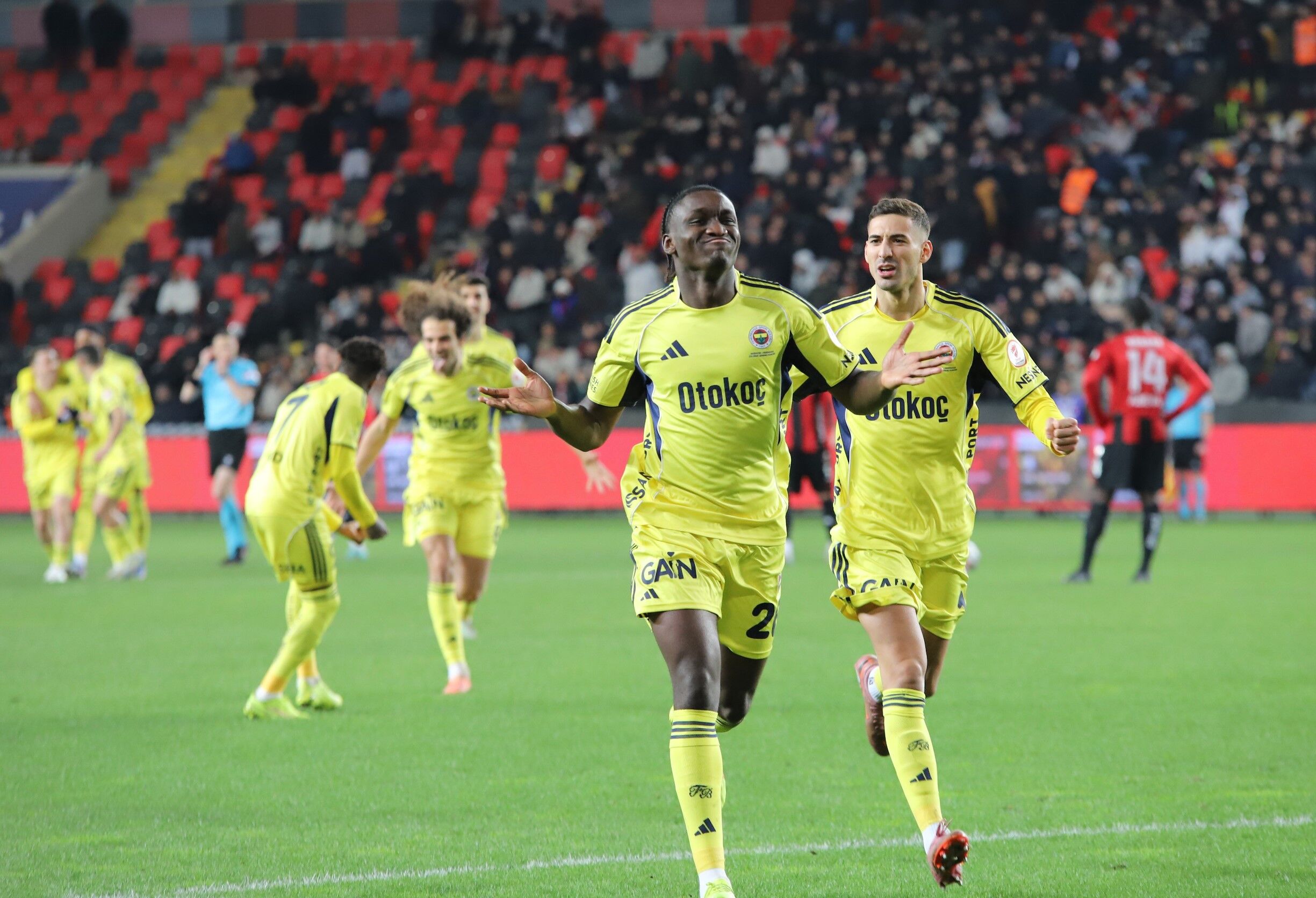 Fenerbahçe Sevinç-1