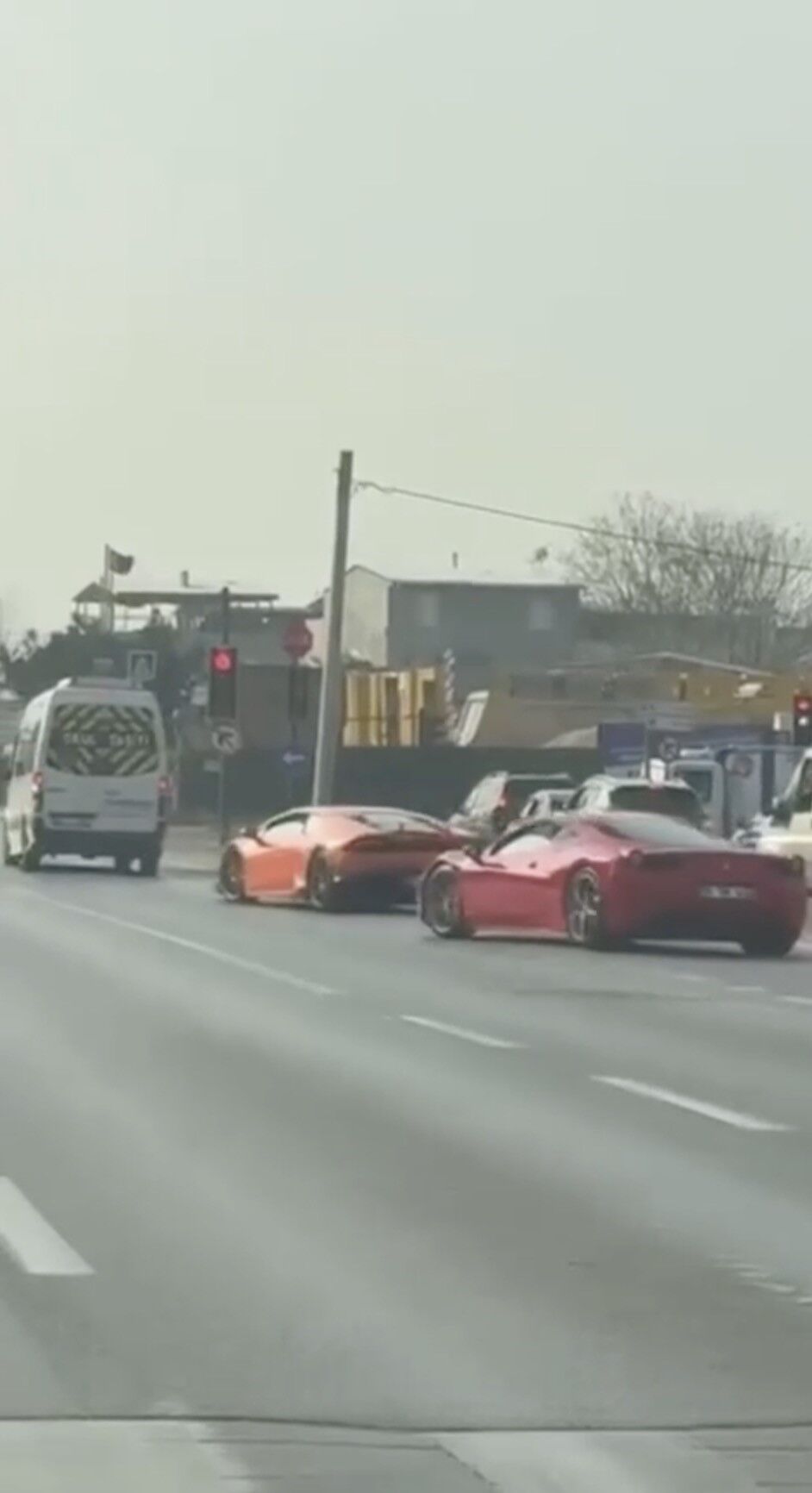 Ferrari Ve Lamborghini'nin Tehlikeli Şovuna Ağır Ceza (2)