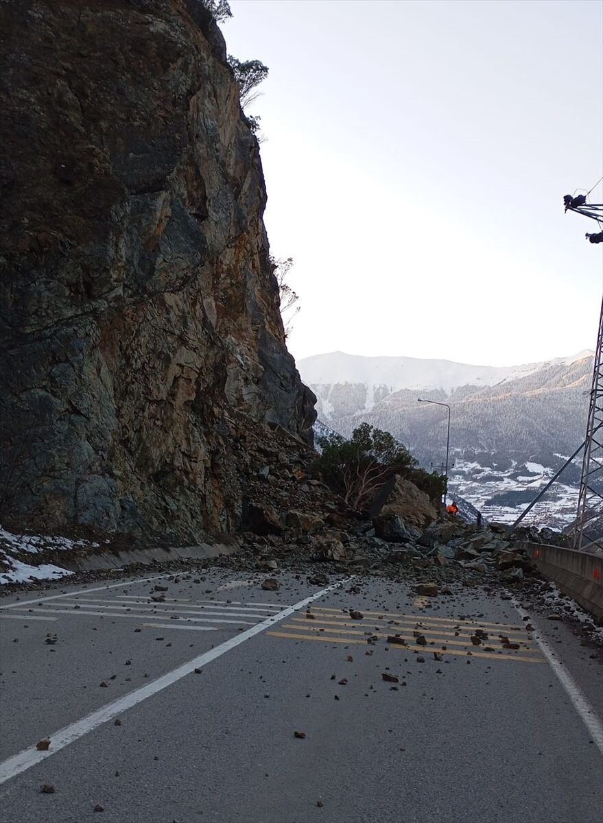 Gümüşhane Giresun Yolu Heyelan Nedeniyle Kapandı (2)