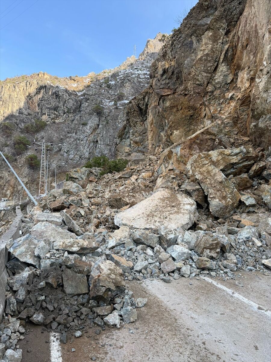 Gümüşhane Giresun Yolu Heyelan Nedeniyle Kapandı (3)
