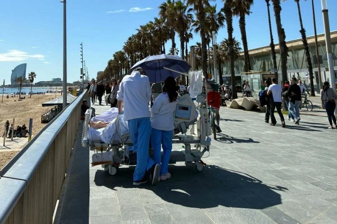 İspanya Da Hastaları Yataklarıyla Denize Götürüyorlar 2 1