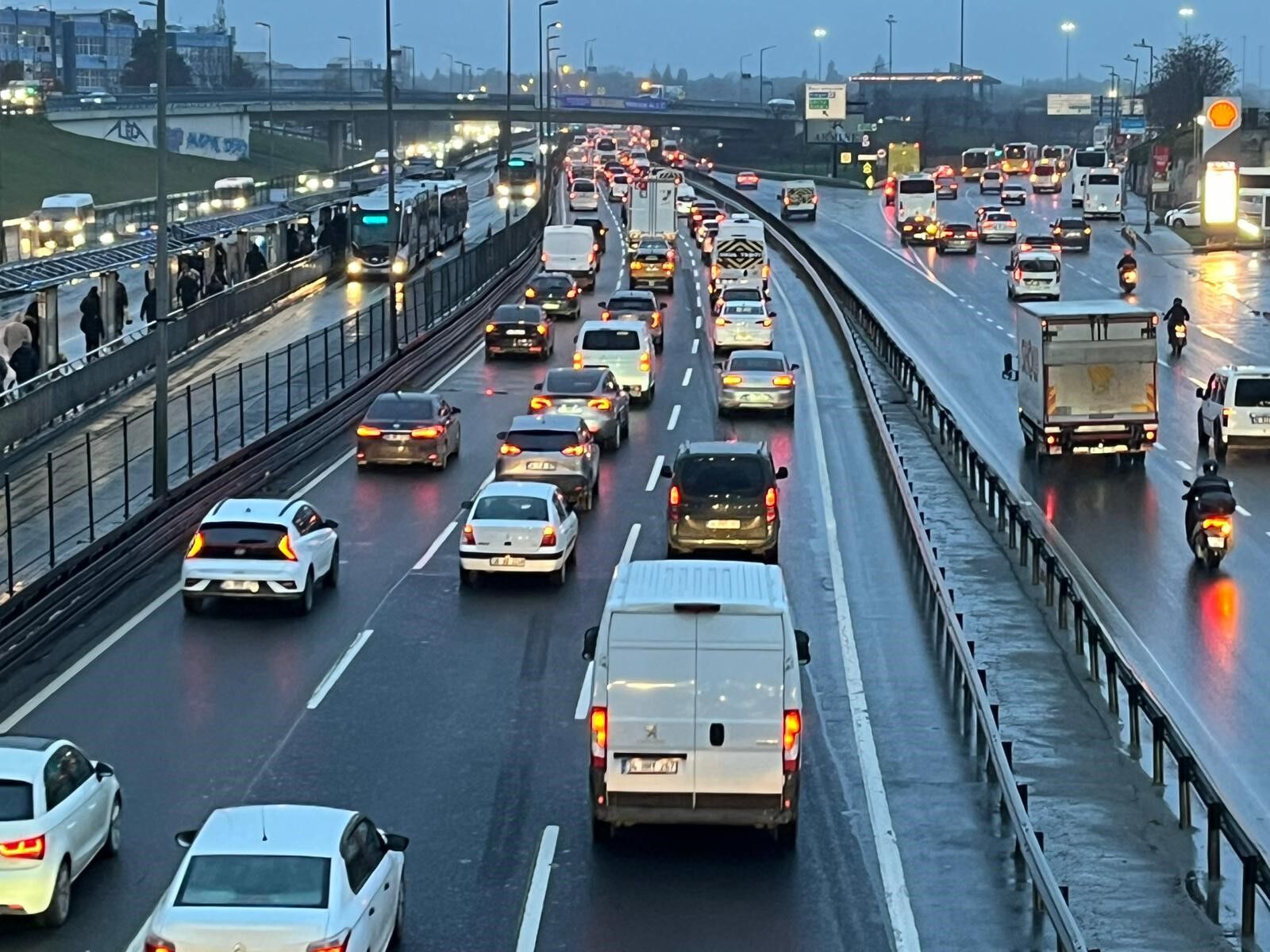 İstanbul'da Bayram Sonrası Ilk Mesai Gününde Trafik Çilesi-1