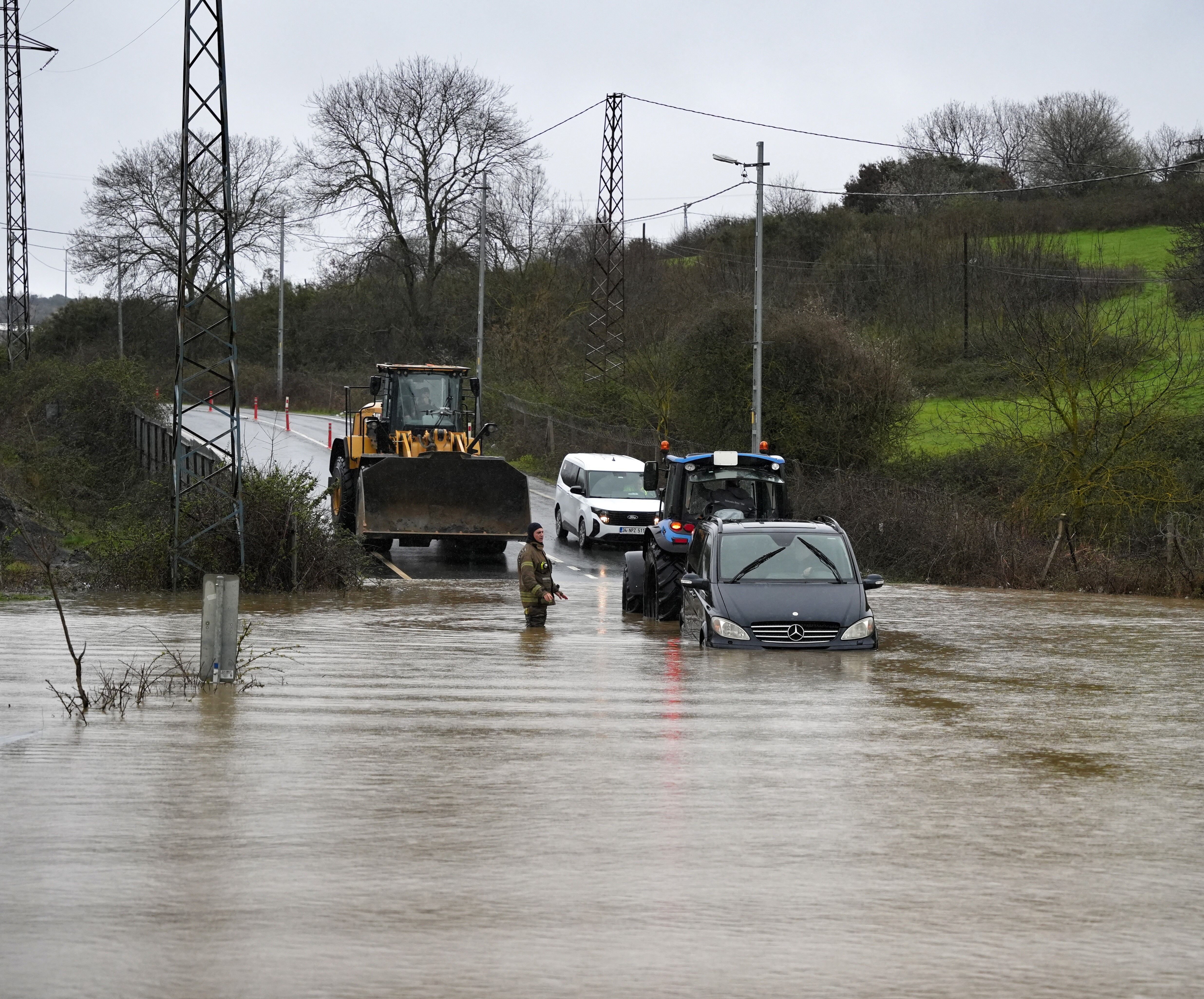 İstanbul'da Göle Dönen Yolda Aracını Bırakmadı (3)