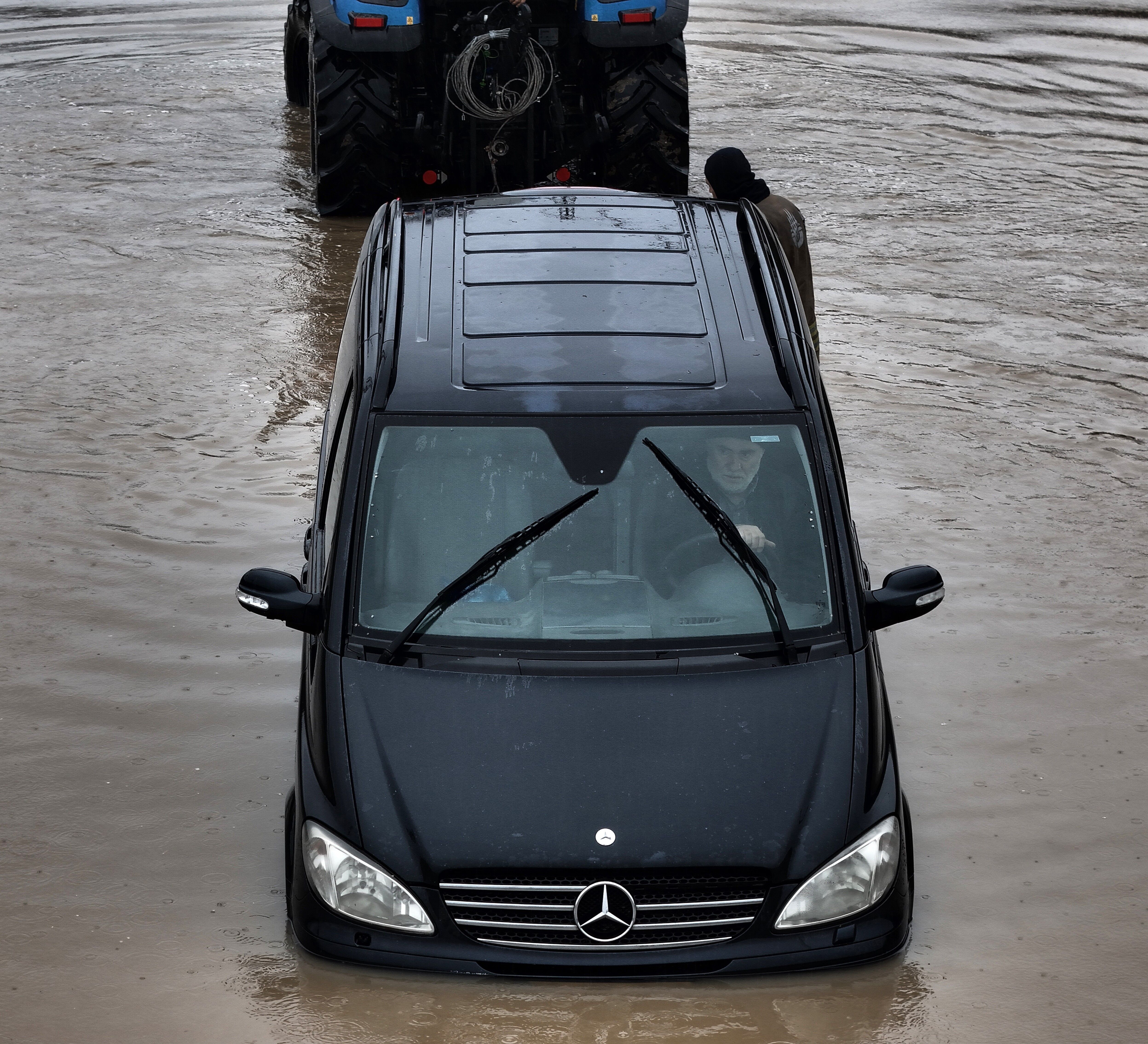 İstanbul'da Göle Dönen Yolda Aracını Bırakmadı (4)