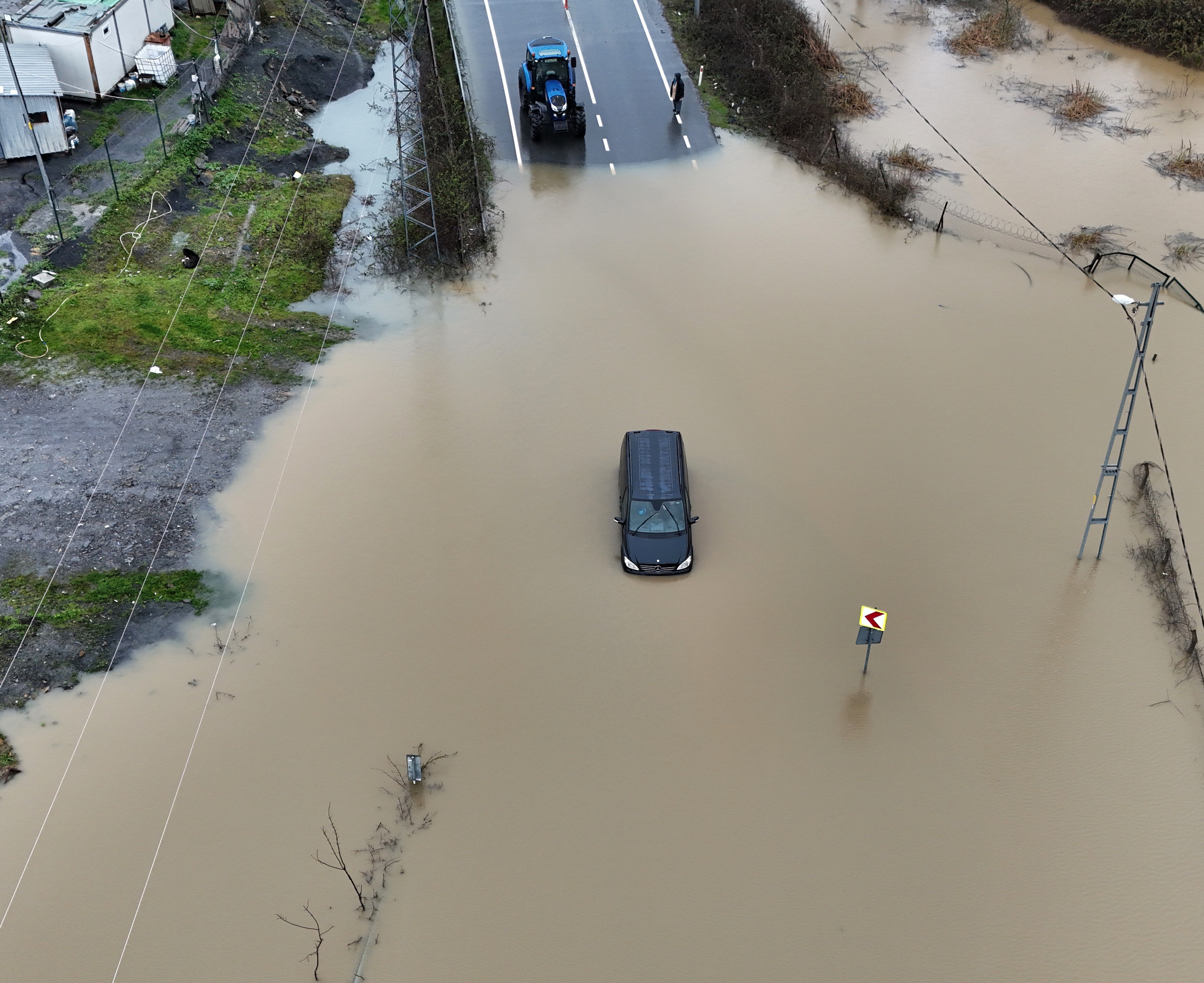 İstanbul'da Göle Dönen Yolda Aracını Bırakmadı (5)