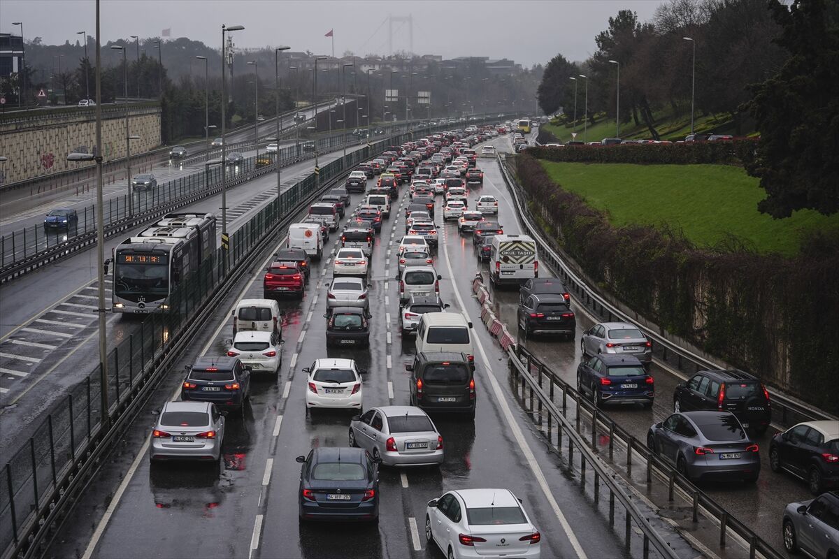 İstanbul'da Yağmurlu Bayram Trafiği Yoğunluk Yüzde 62 (3)