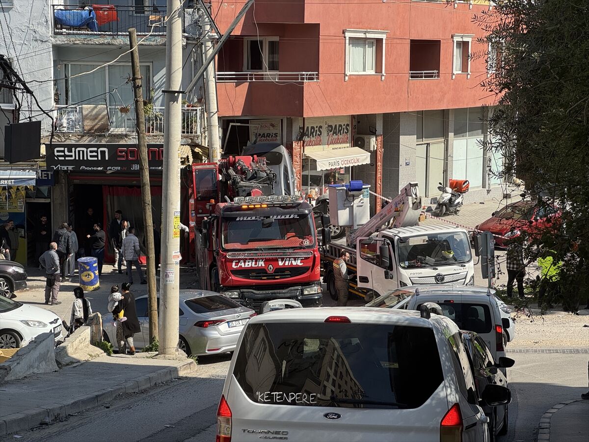İzmir'de Kıl Payı Facia Araçları Kağıt Gibi Ezdi (2)