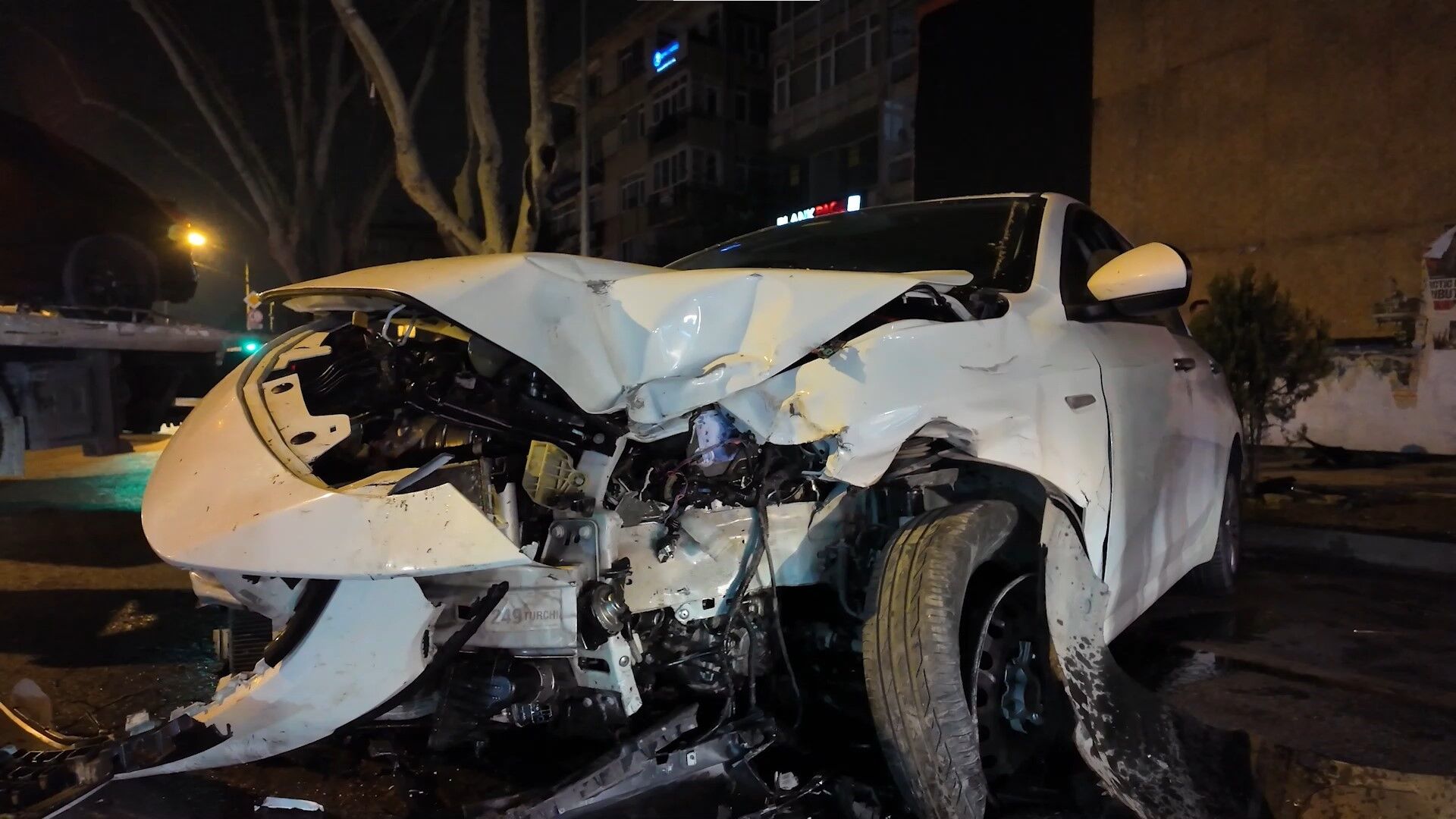 Kadıköy'de Makas Terörü İki Aracı Hurdaya Çevirip Kaçtı (1)