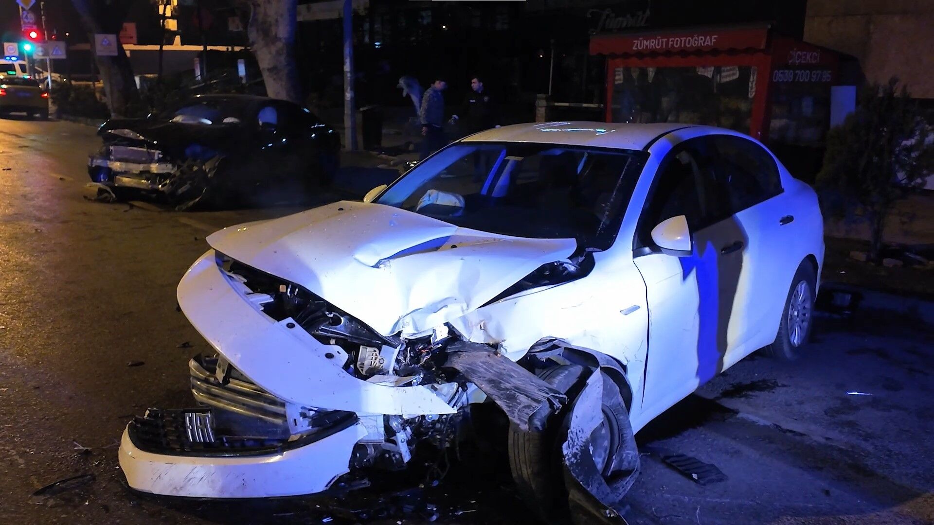 Kadıköy'de Makas Terörü İki Aracı Hurdaya Çevirip Kaçtı (3)