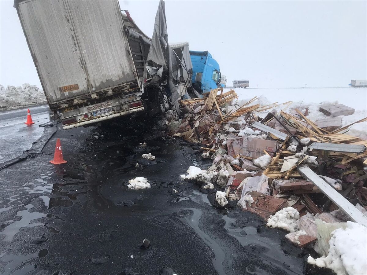 Kars Çıldır Yolunda Kaza Zift Döküldü, Ulaşım Durdu (1)