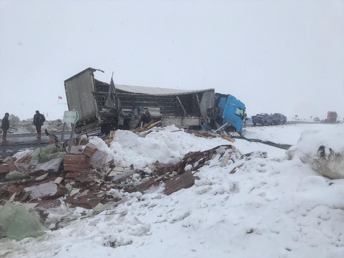 Kars Çıldır Yolunda Kaza Zift Döküldü, Ulaşım Durdu (2)