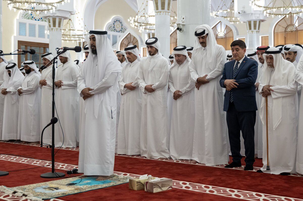 Katarda Sehitlerimiz Icin Cenaze Namazi Helikopter Doha (2)