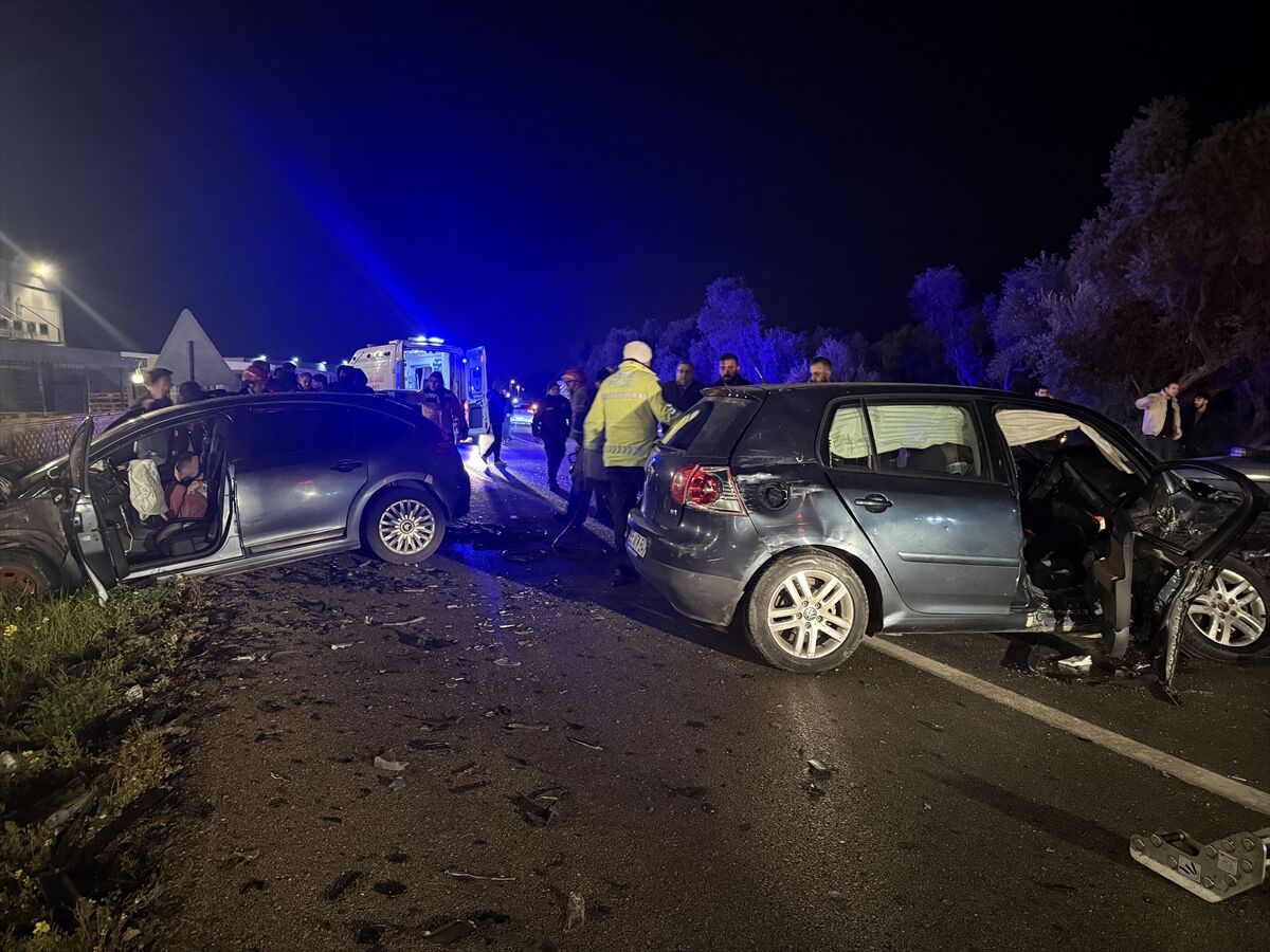 Kemalpaşa'da Feci Kaza İki Otomobil Çarpıştı, 4 Yaralı (1)