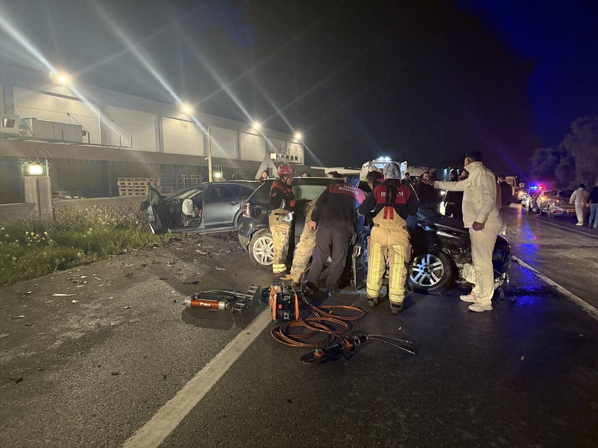 Kemalpaşa'da Feci Kaza İki Otomobil Çarpıştı, 4 Yaralı (2)