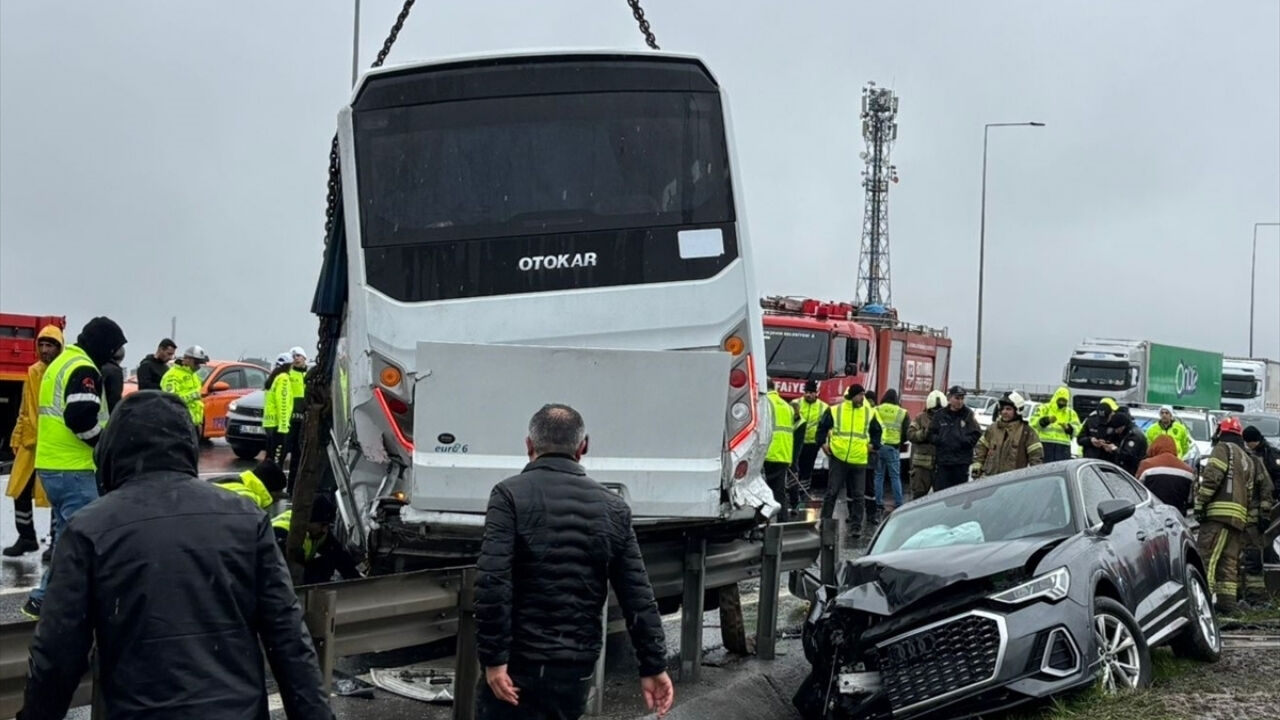 Kuzey Marmara Otoyolu’nda Polis Servis Aracı Kaza Yaptı 1 Şehit, 16 Yaralı-1