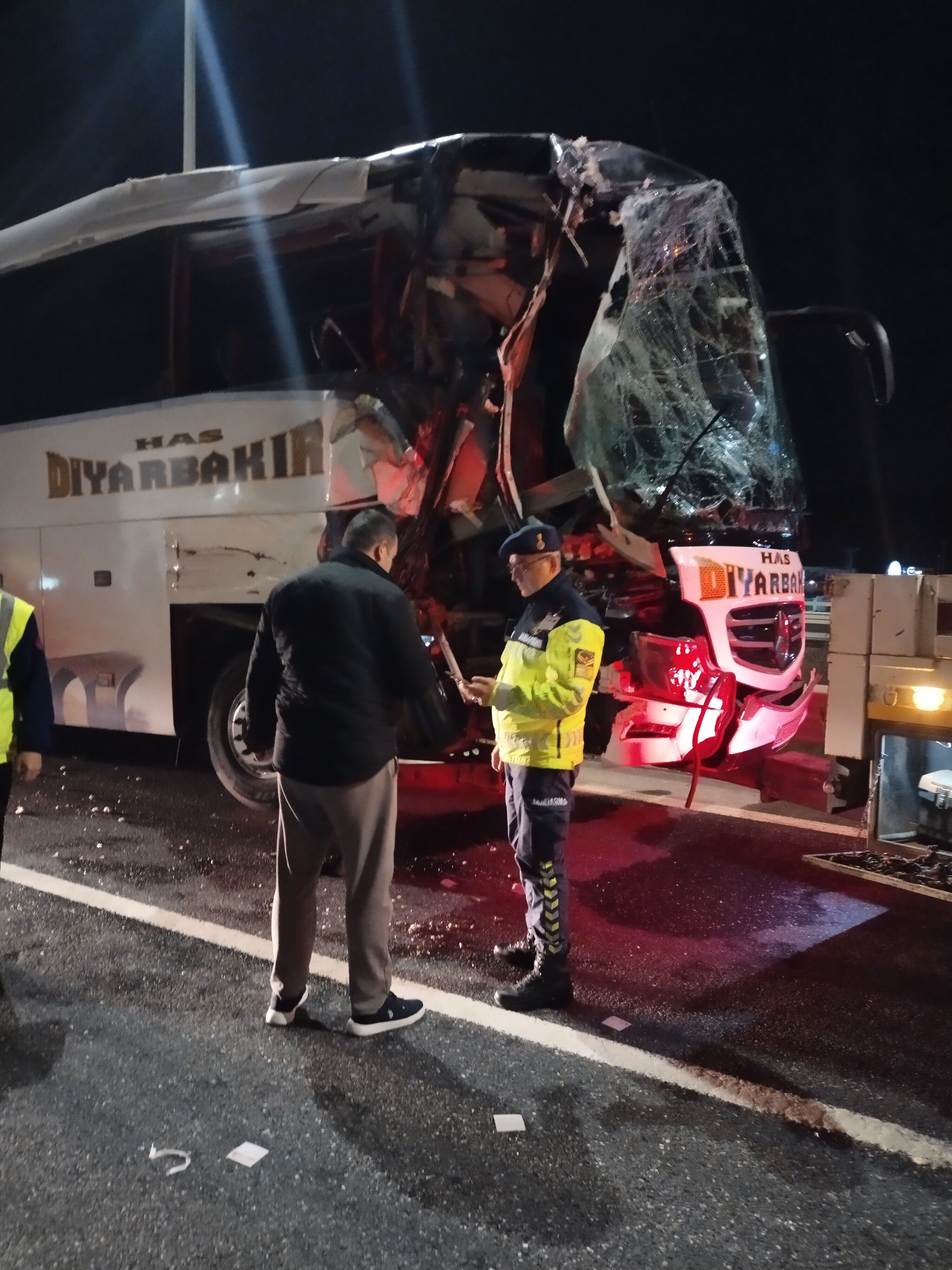 Kuzey Marmara Otoyolunda Yolcu Otobusu Tira Carpti 10 Yarali Istanbul Çekmekoy Kaza (5)
