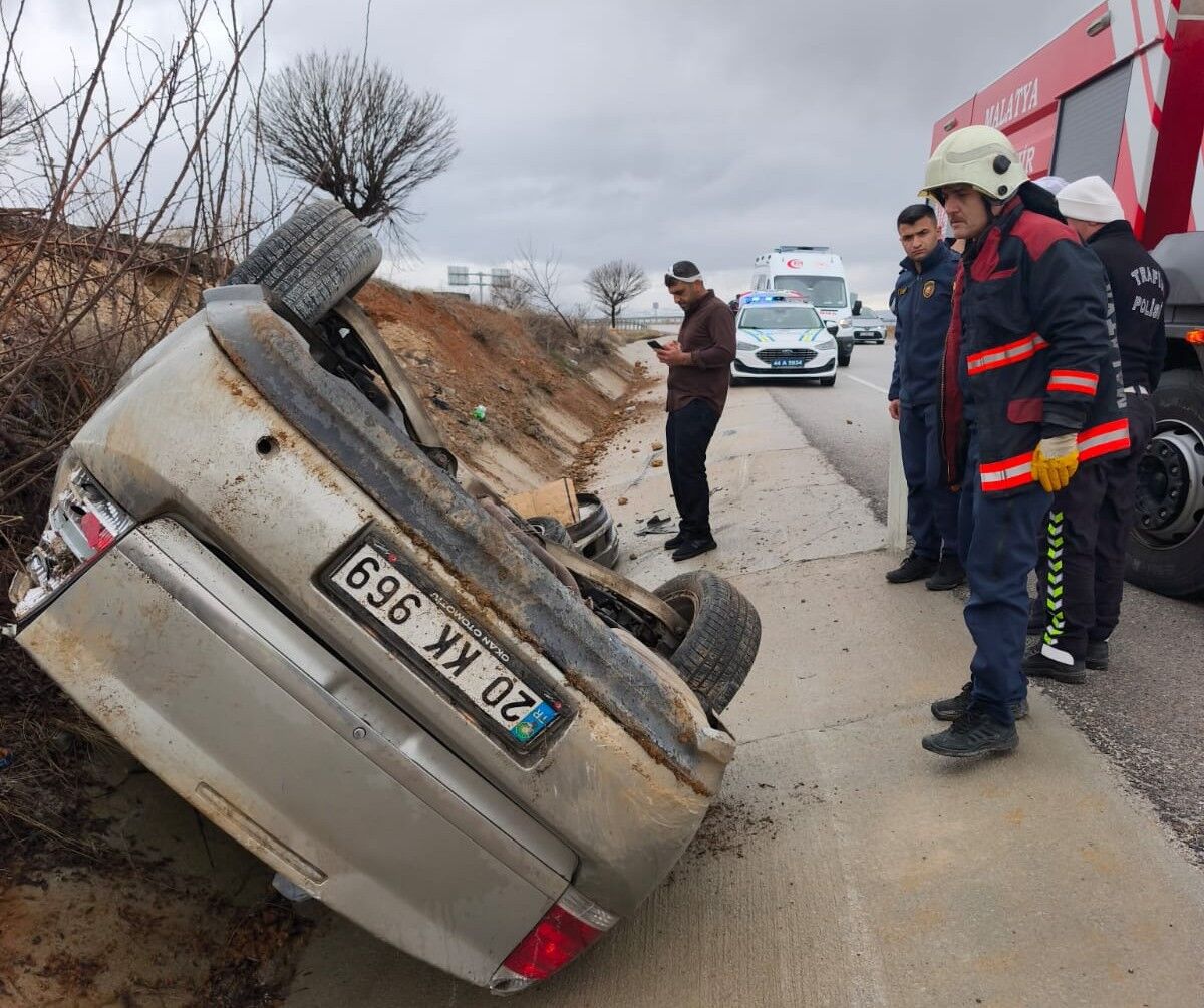 Malatya'da Otomobil Takla Attı 6 Yaralı (1)-1