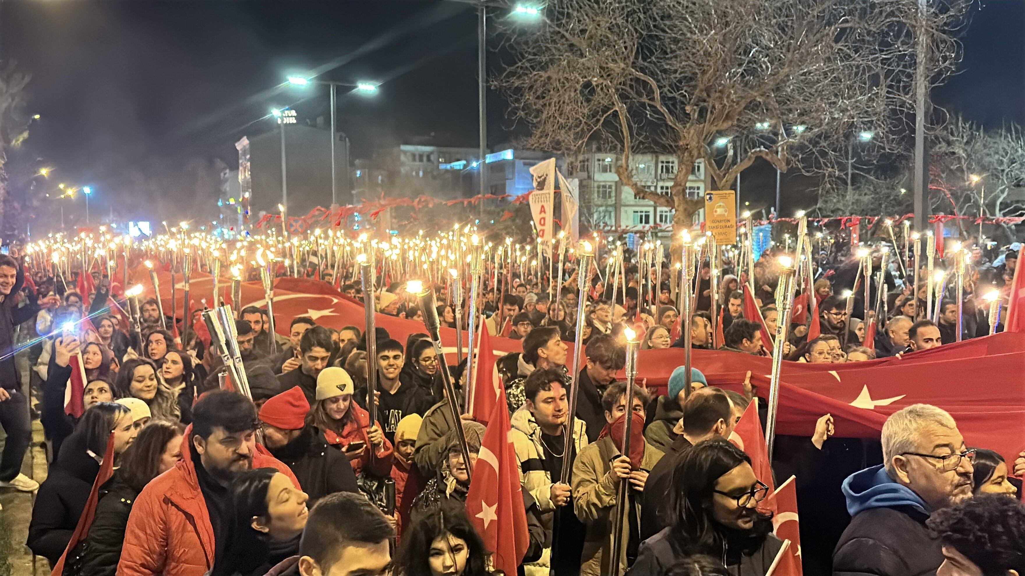 Mesaleler Canakkale Sehitleri Icin Yandi (2)