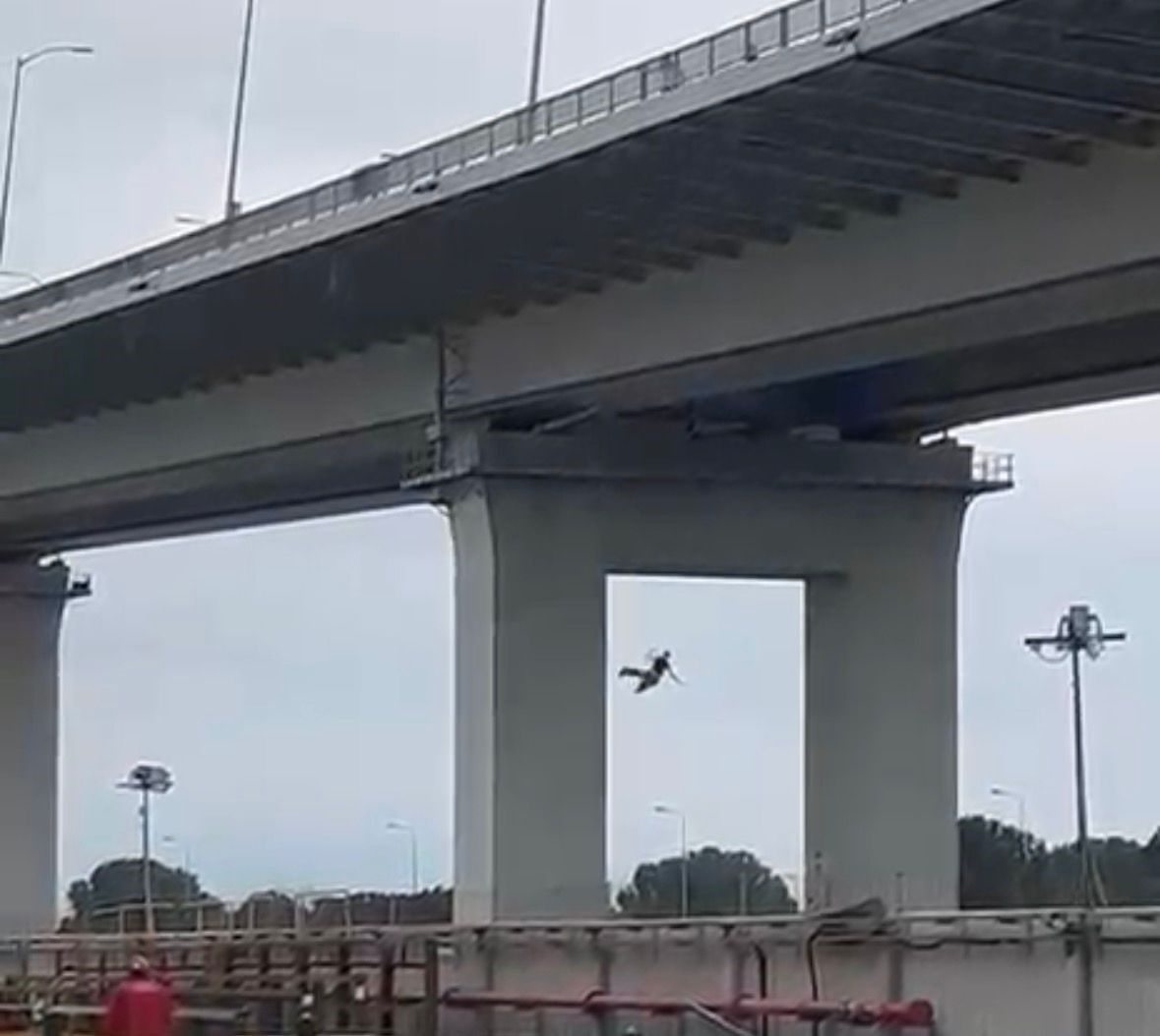 Osmangazi Koprusunden Atlayan Kadinin Fenomen Oldugu Ortaya Cikti (5)