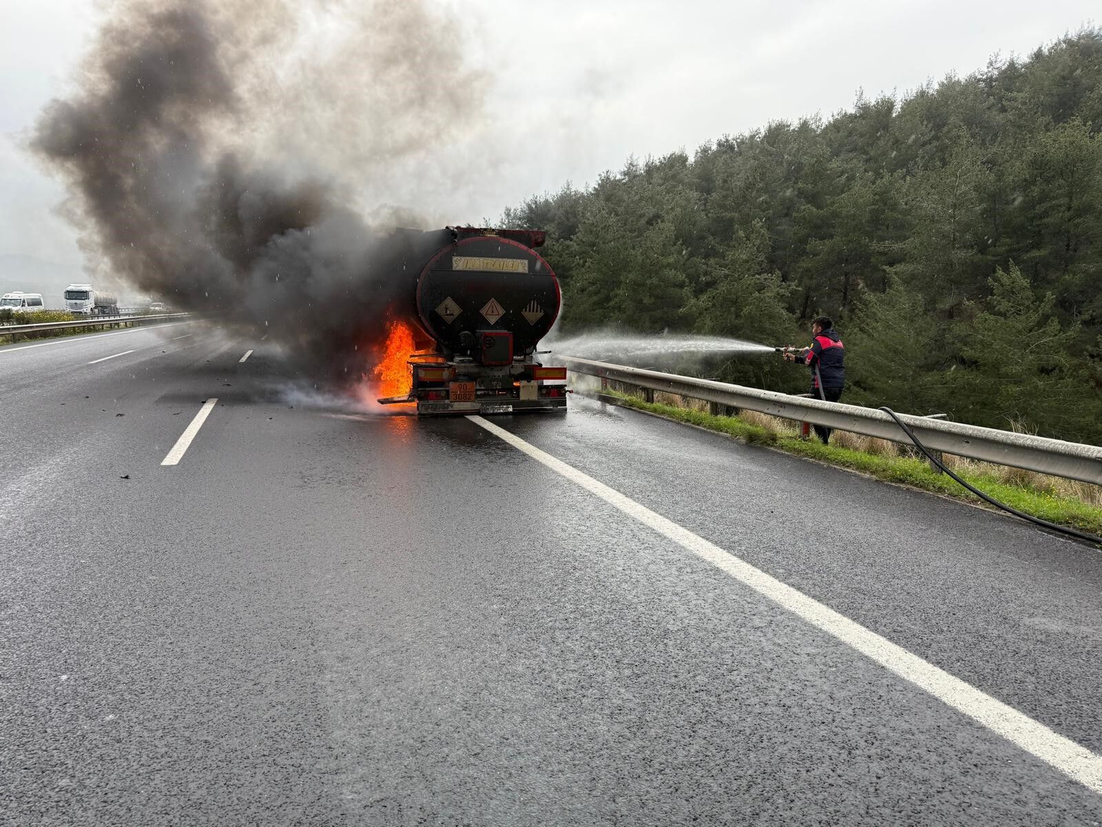 Osmaniye'de Akaryakıt Tankerinde Korkutan Yangın (1)-1
