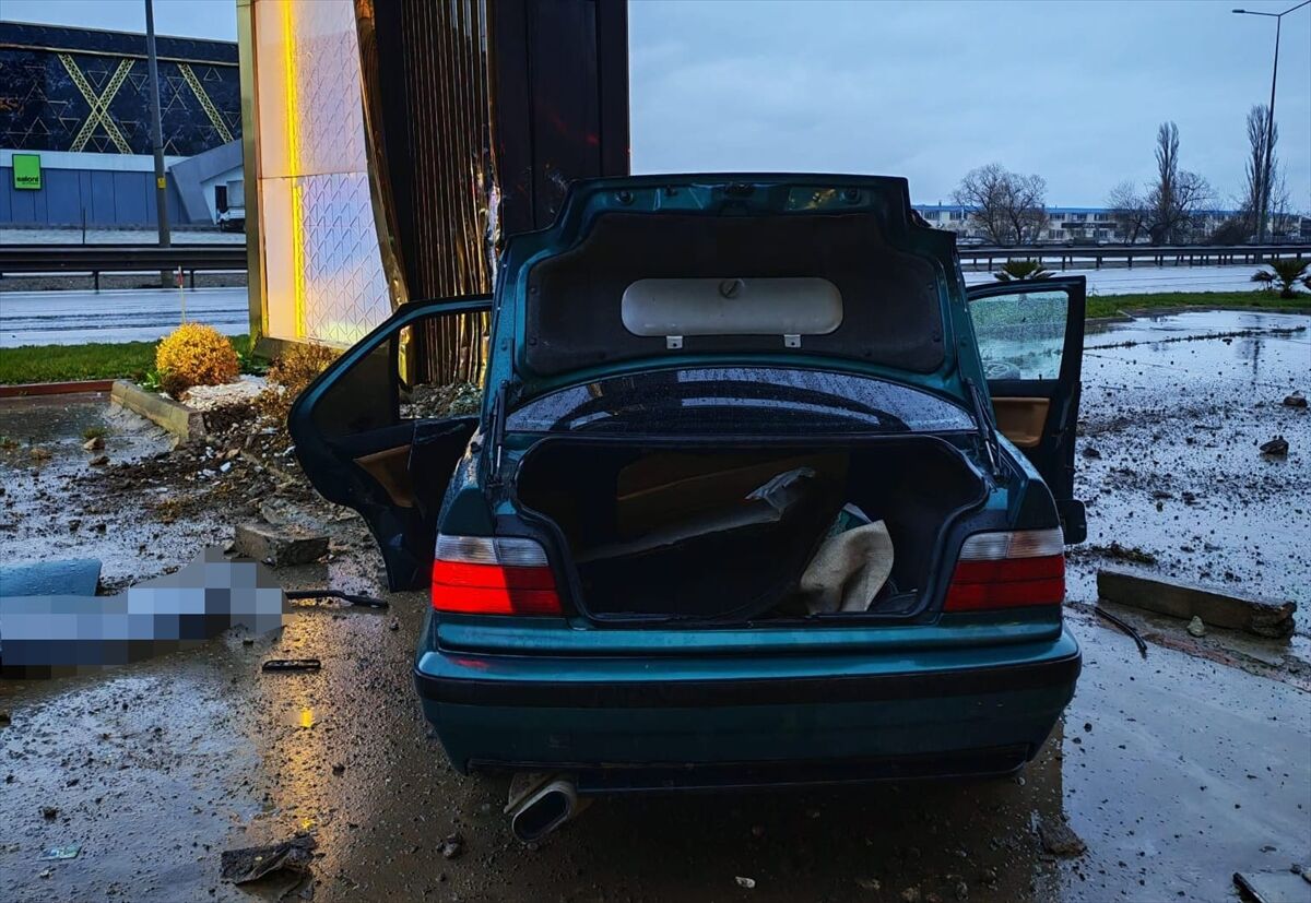 Reklam Panosuna Çarptı! Genç Sürücü Hayatını Kaybetti (1)-1