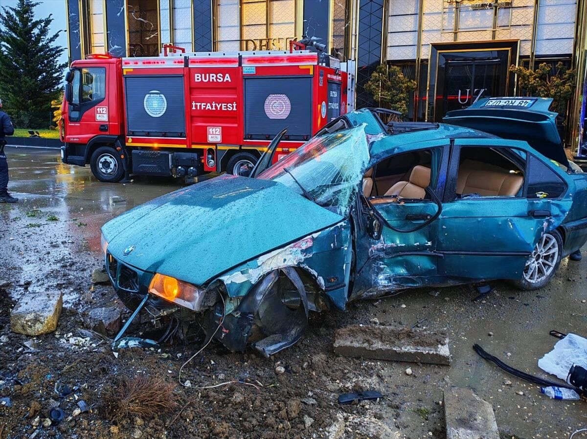 Reklam Panosuna Çarptı! Genç Sürücü Hayatını Kaybetti (2)-1