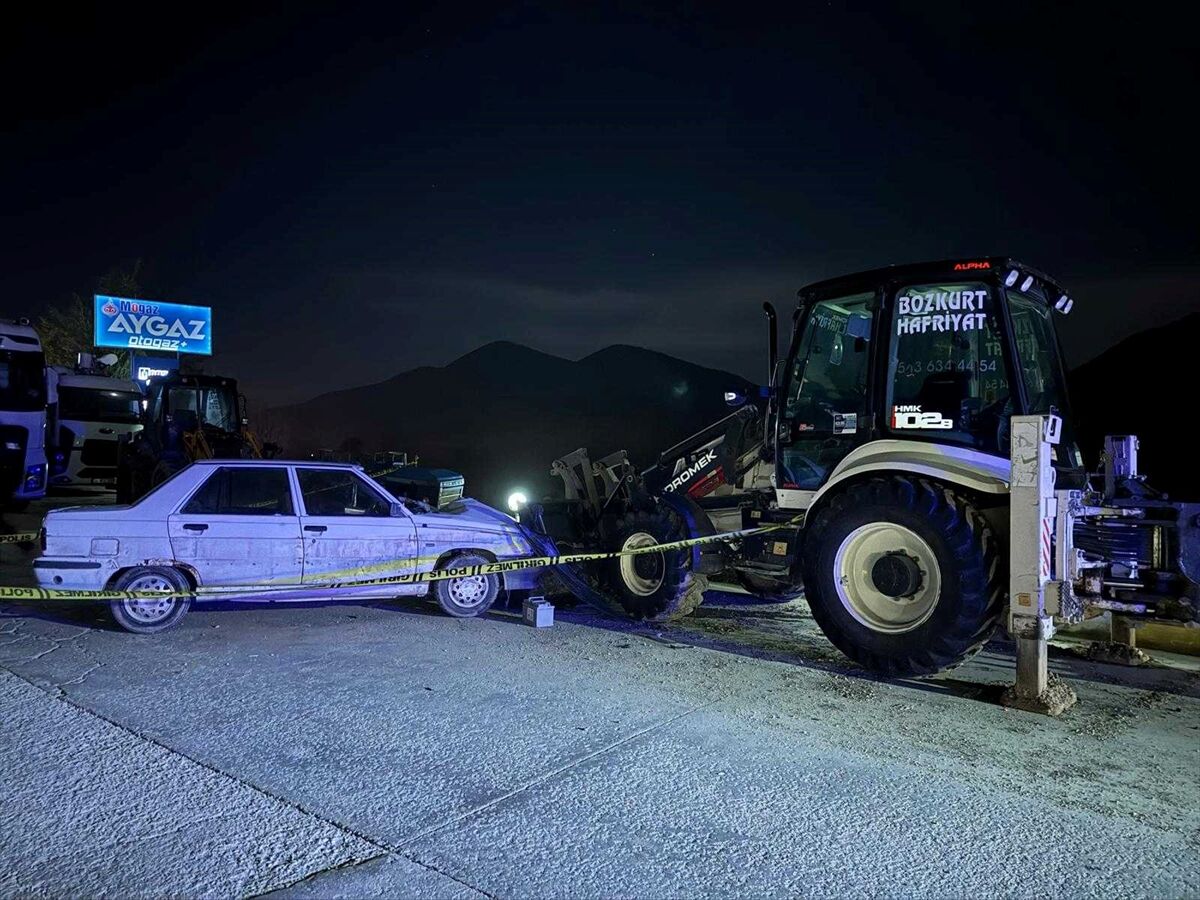 Sakarya'da Iş Makinesine Çarpan Otomobil Sürücüsü Öldü (1)