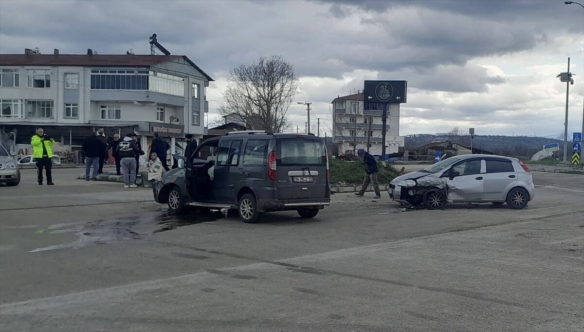 Samsun'da Iki Aracın Çarpışma Anı Kamerada (3)