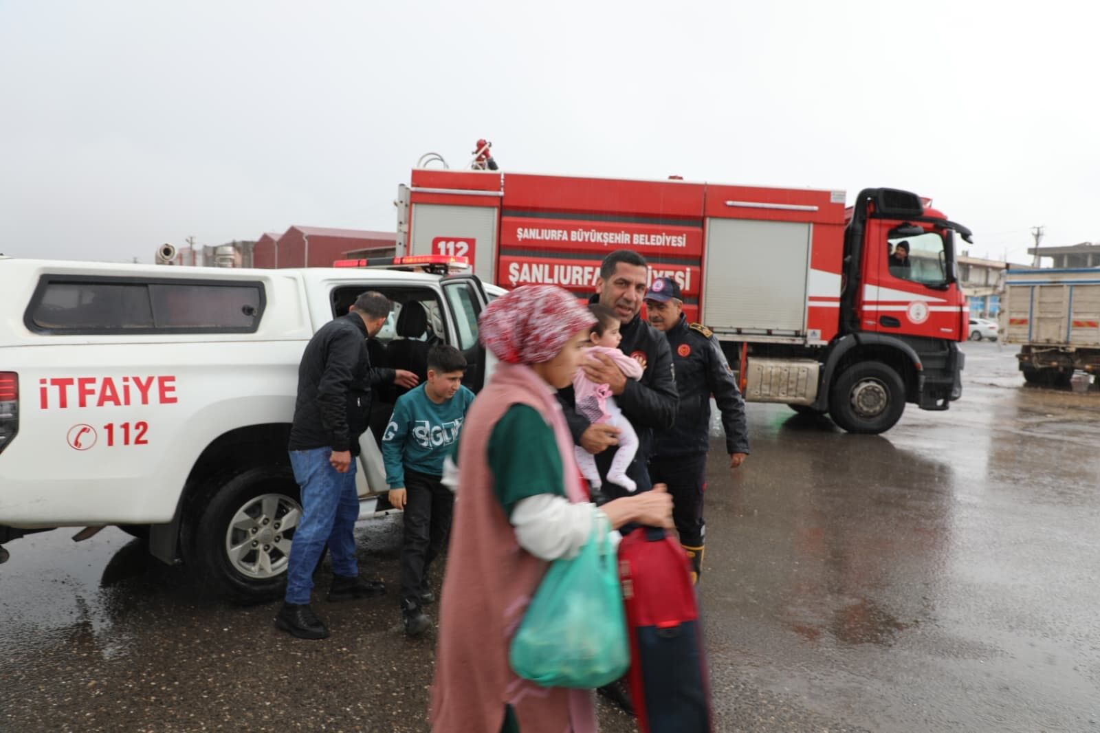 Şanlıurfa'da Sağanak Selde Kalan Aile Kepçeyle Kurtarıldı (3)-1