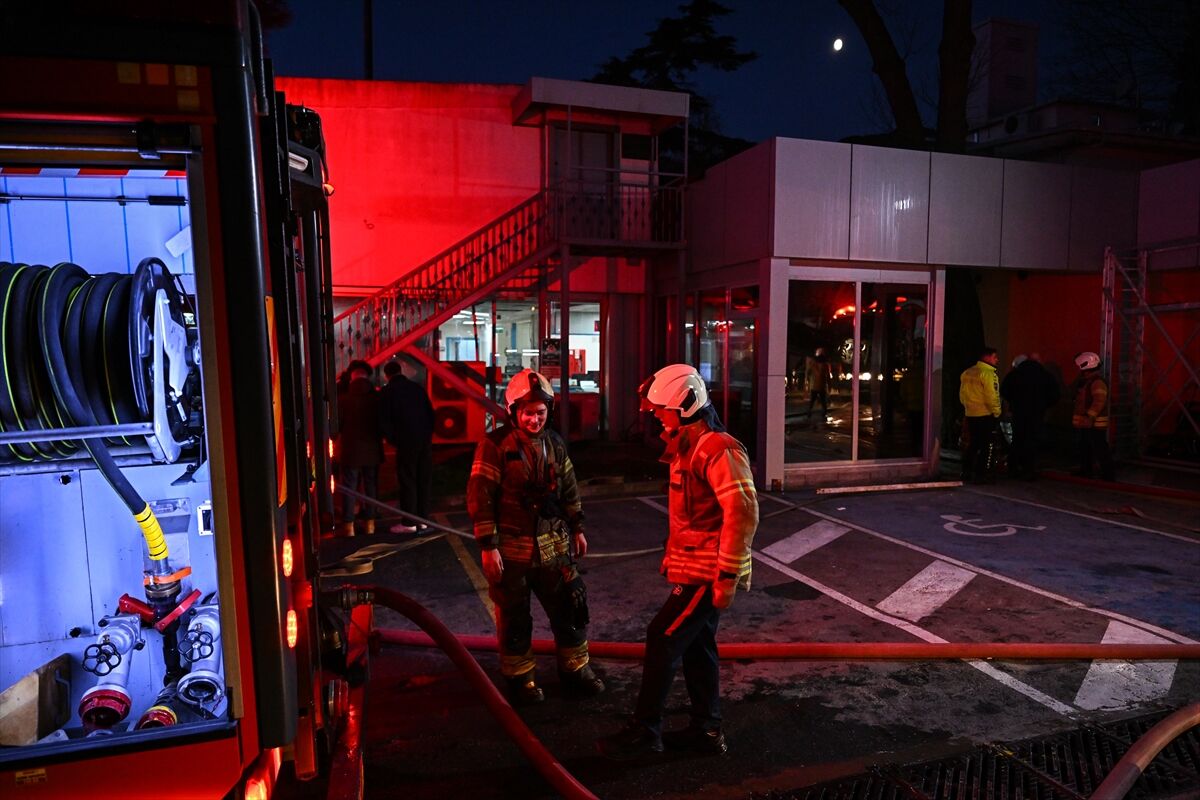 Sarıyer'de Hastane Yangını 11 Hasta Tahliye Edildi (4)