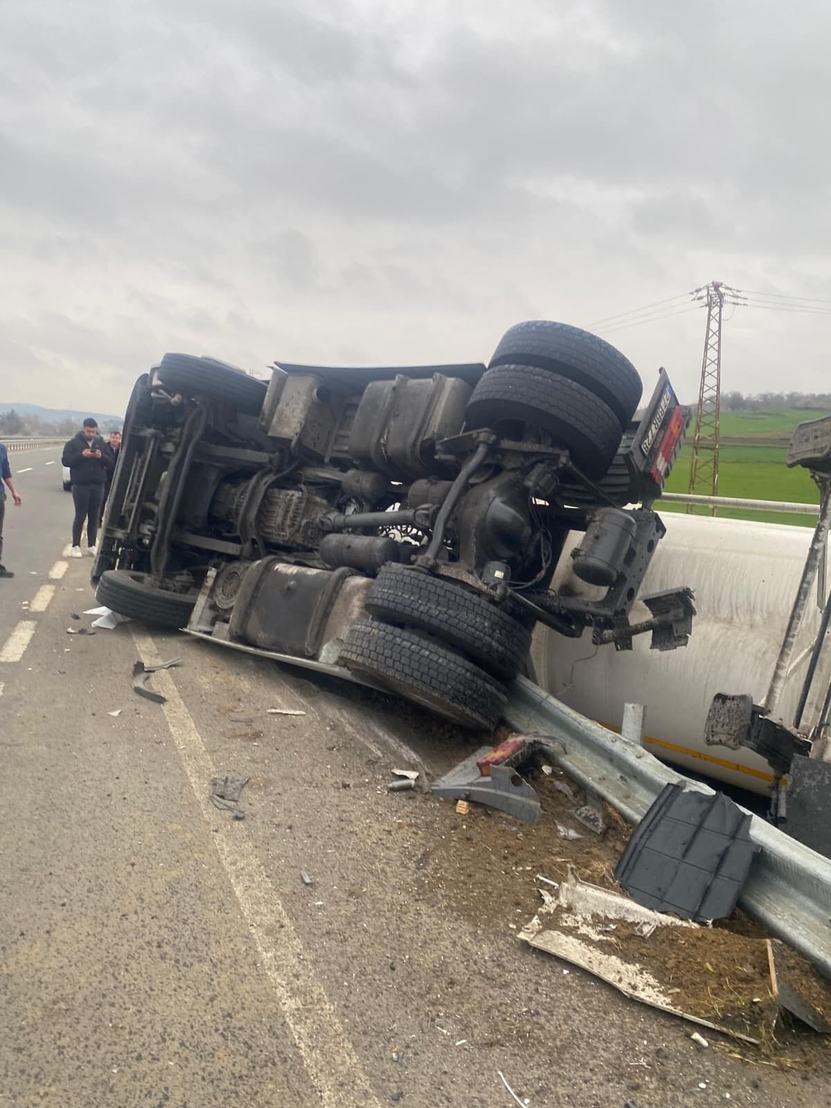 Tekirdağ'da Tır Devrildi, Şoför Can Verdi