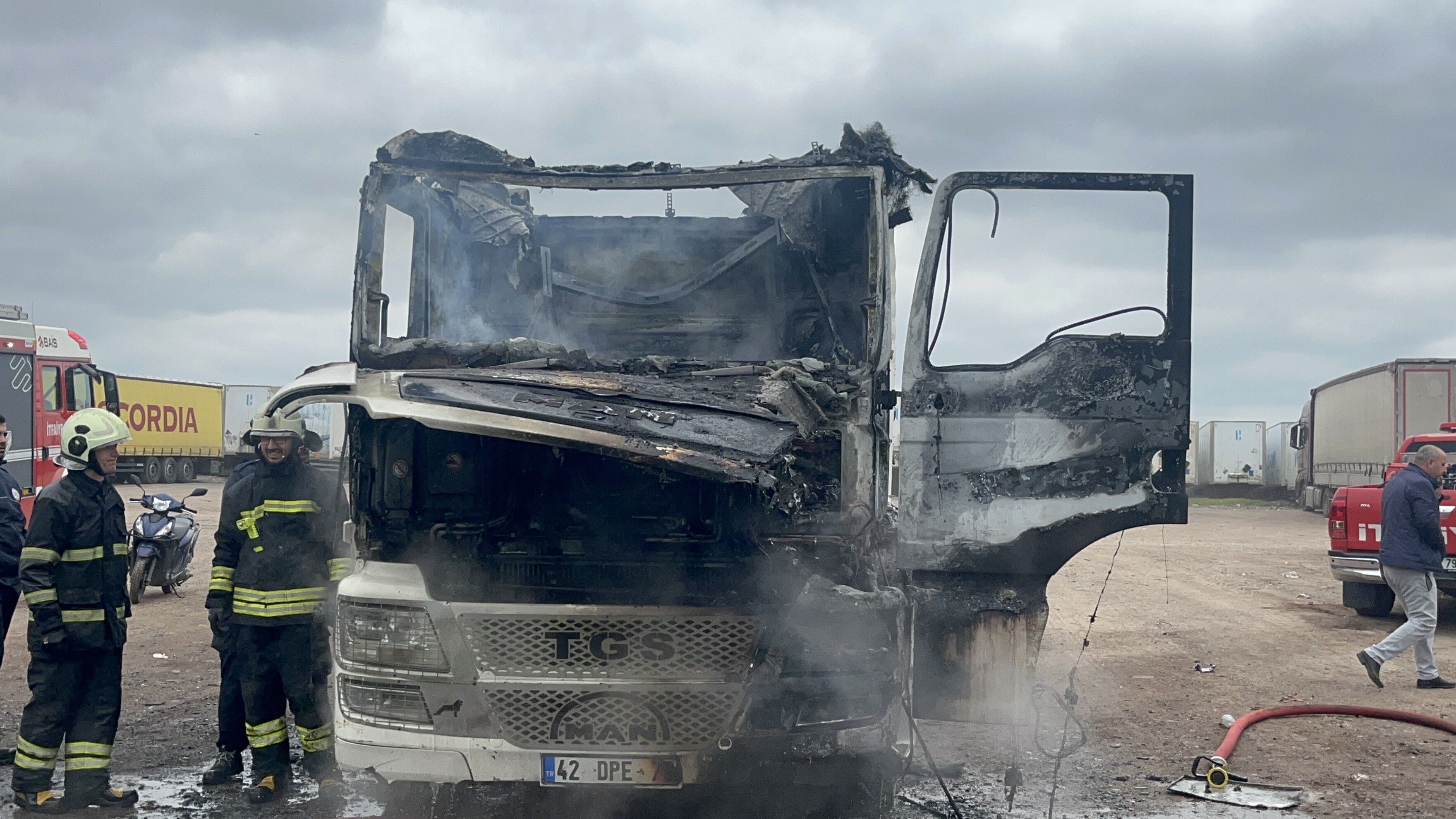 Tır Alev Aldı! Uyuyan Şoför Yanmaktan Son Anda Kurtuldu (1)